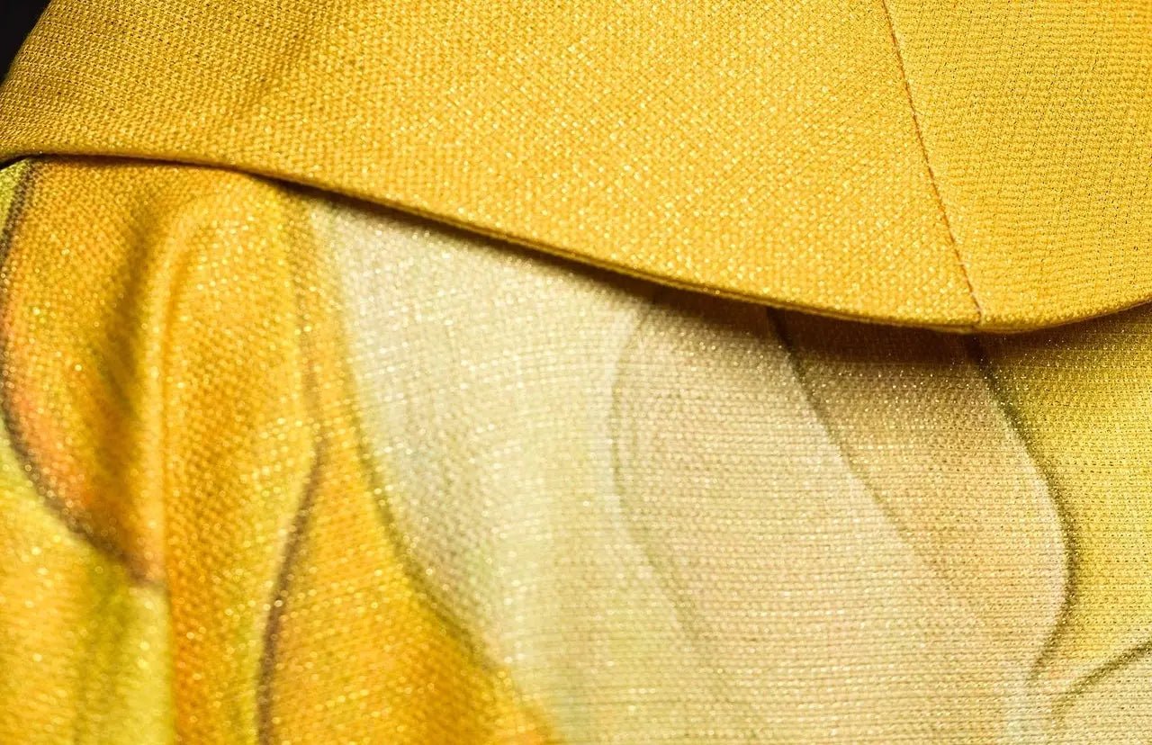 Casulla estampada multicolor con motivo de cruz
