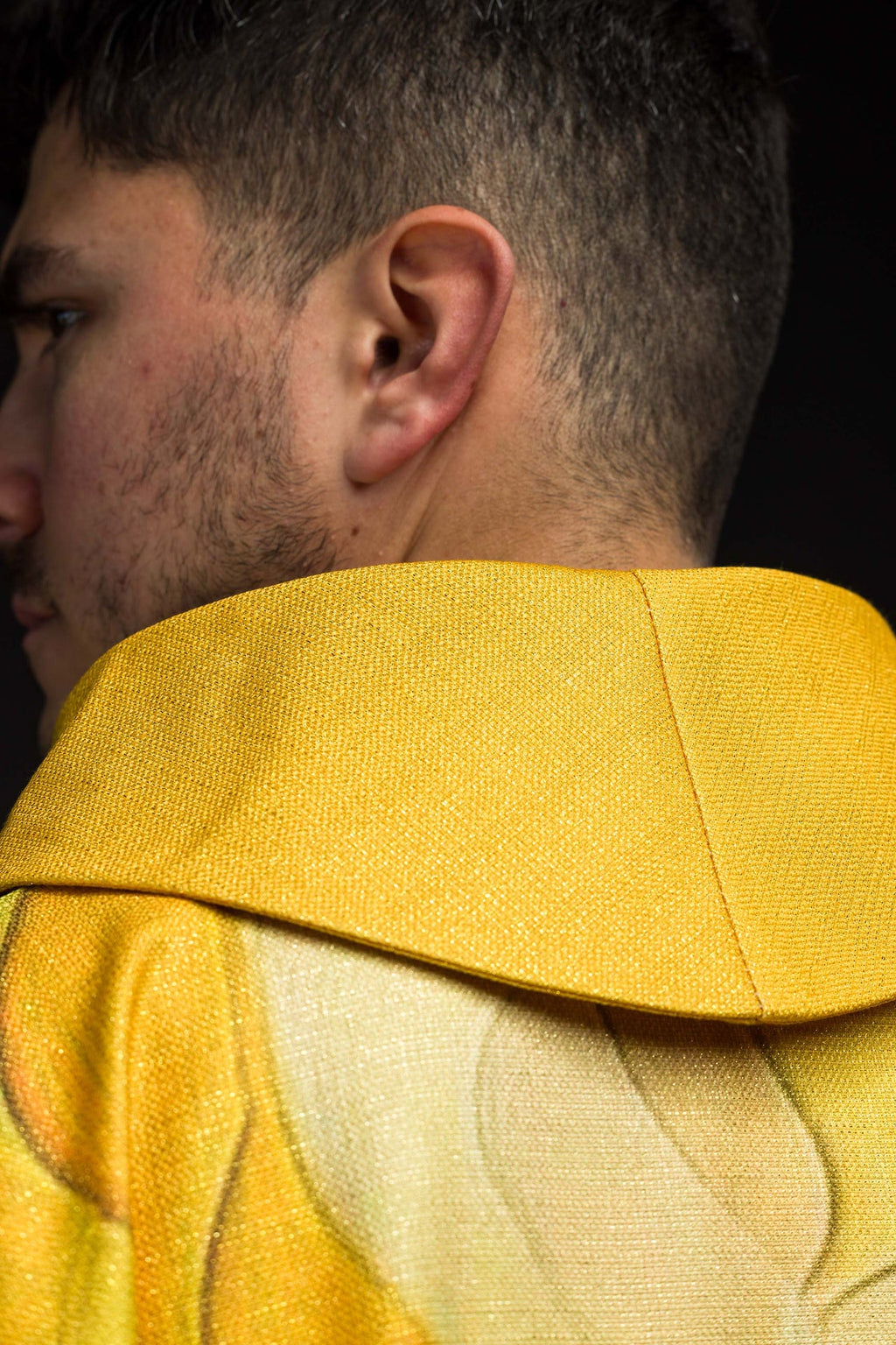 Ornamento impreso multicolor con motivo de cruz