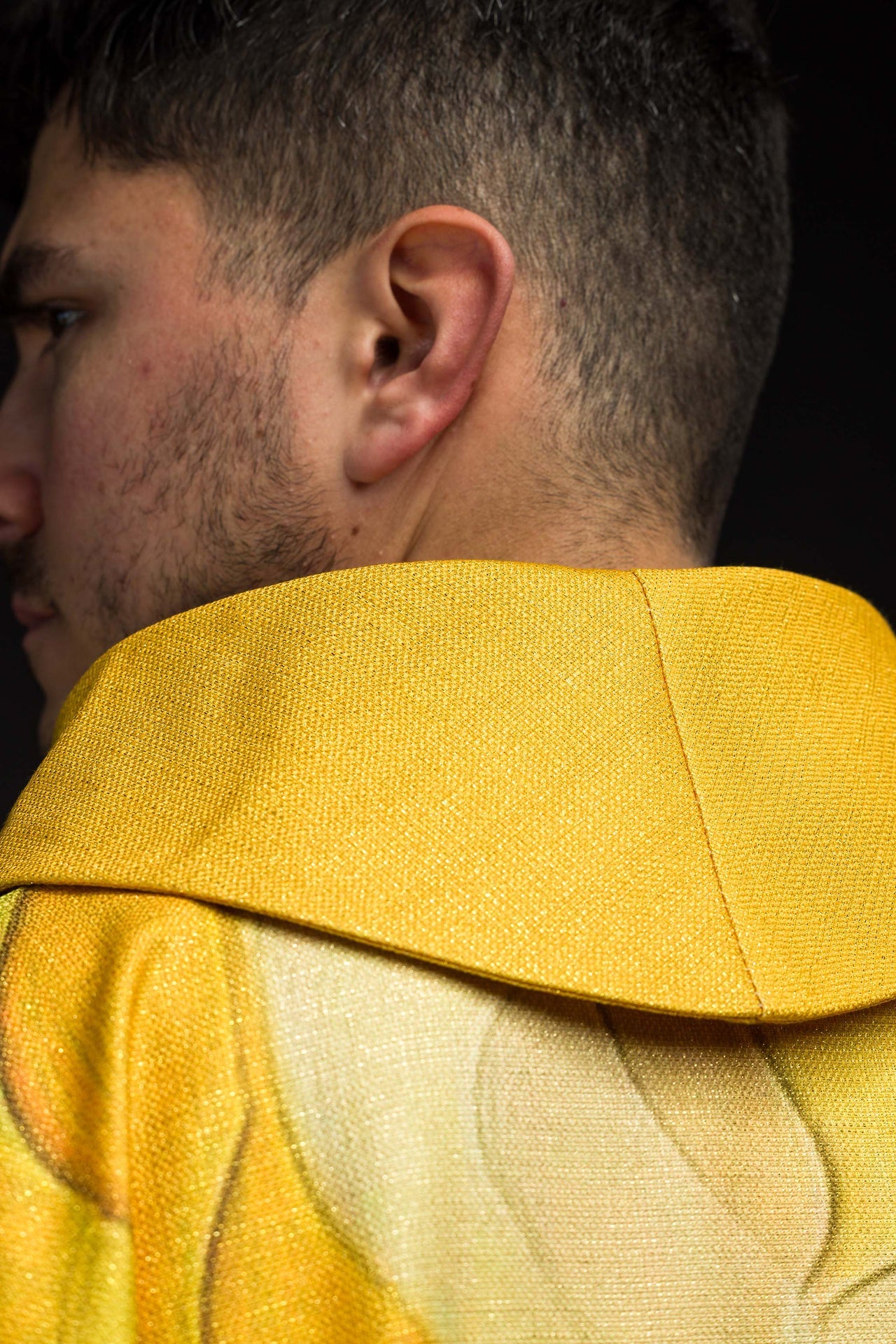 Ornamento impreso multicolor con motivo de cruz