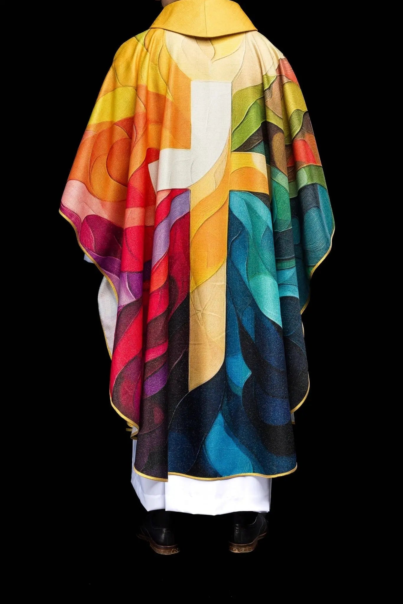 Casulla estampada multicolor con motivo de cruz