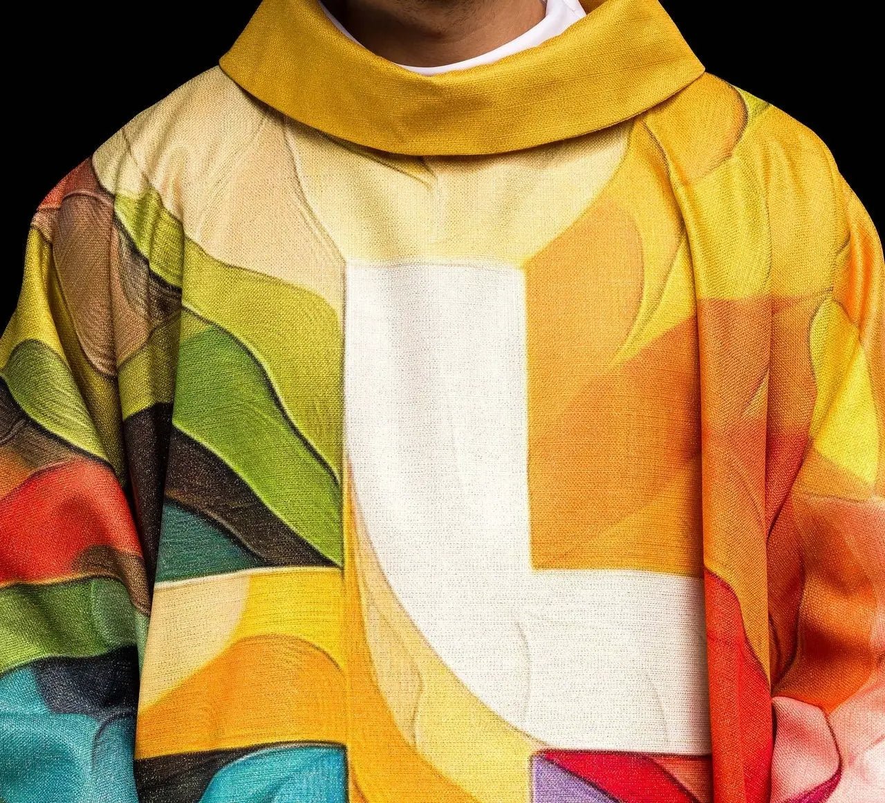 Casulla estampada multicolor con motivo de cruz