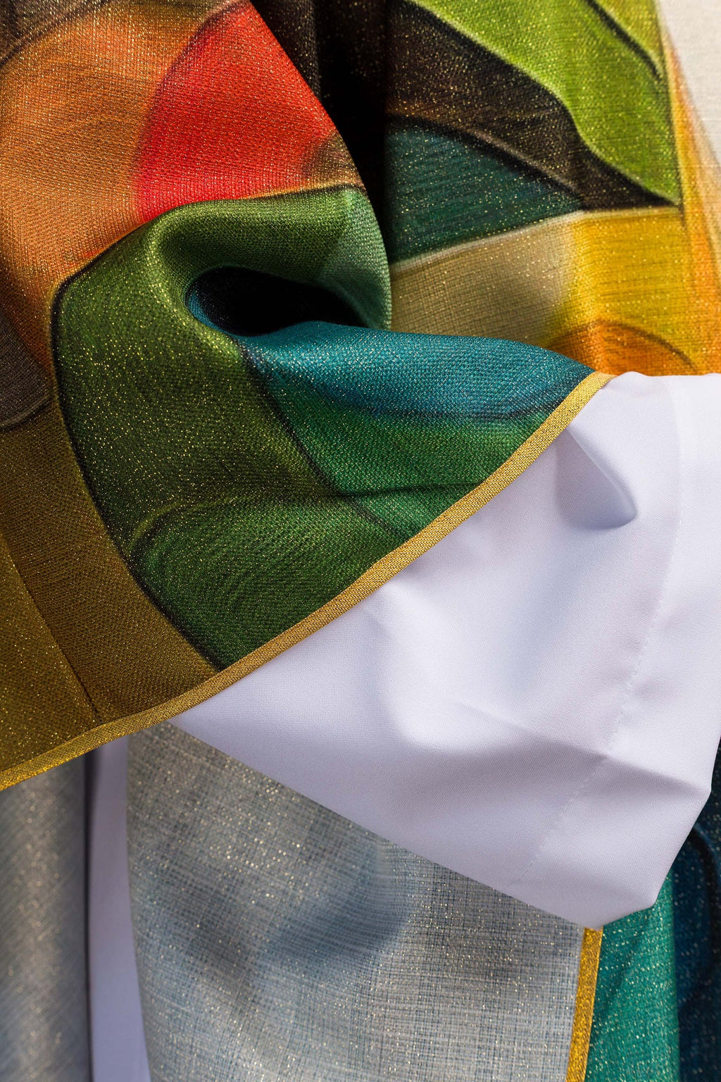 Ornamento impreso multicolor con motivo de cruz