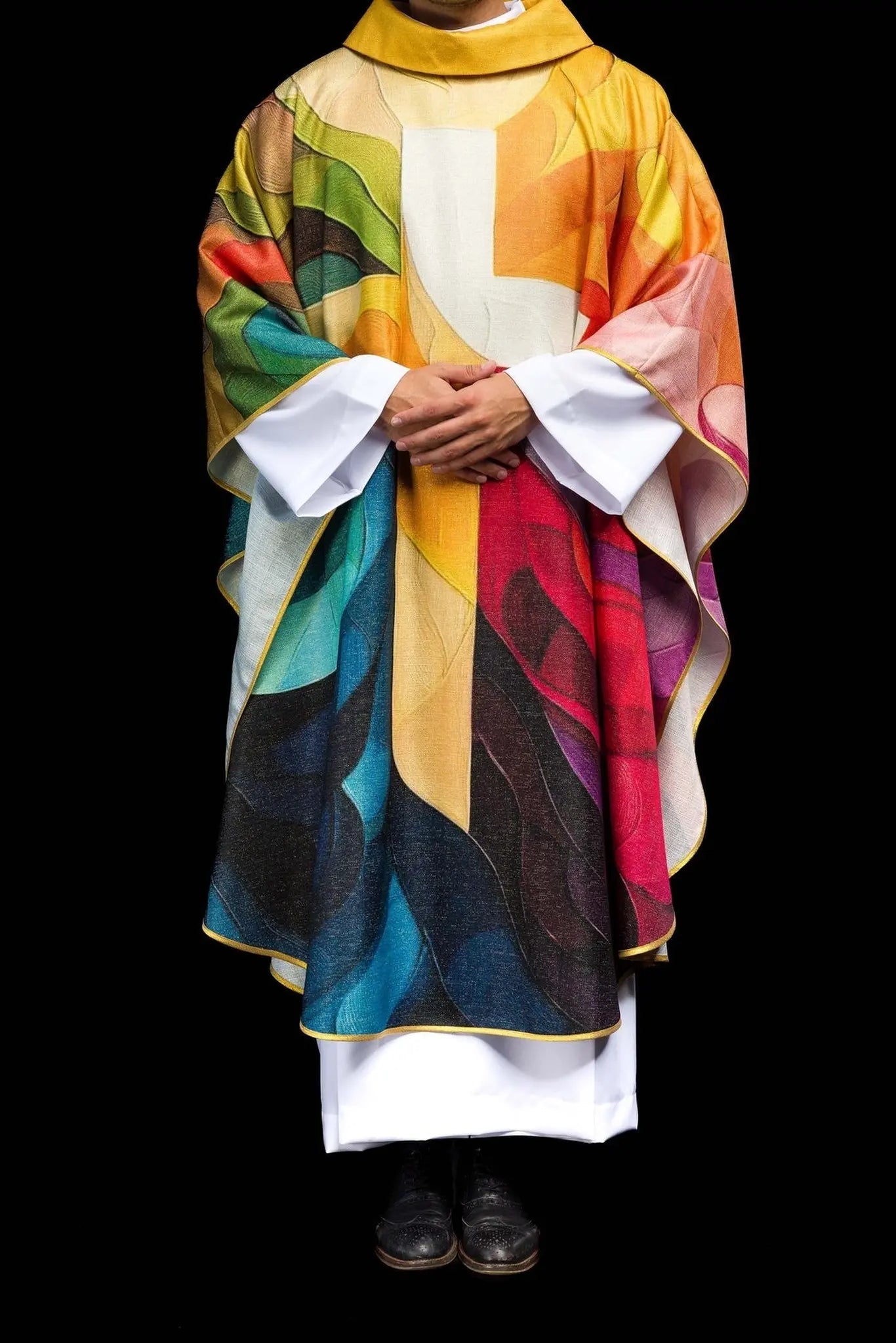 Casulla estampada multicolor con motivo de cruz