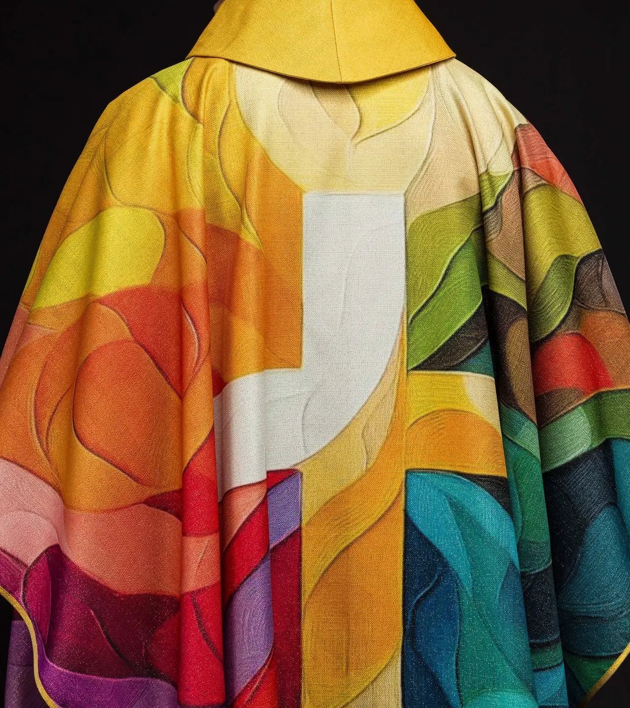 Casulla estampada multicolor con motivo de cruz