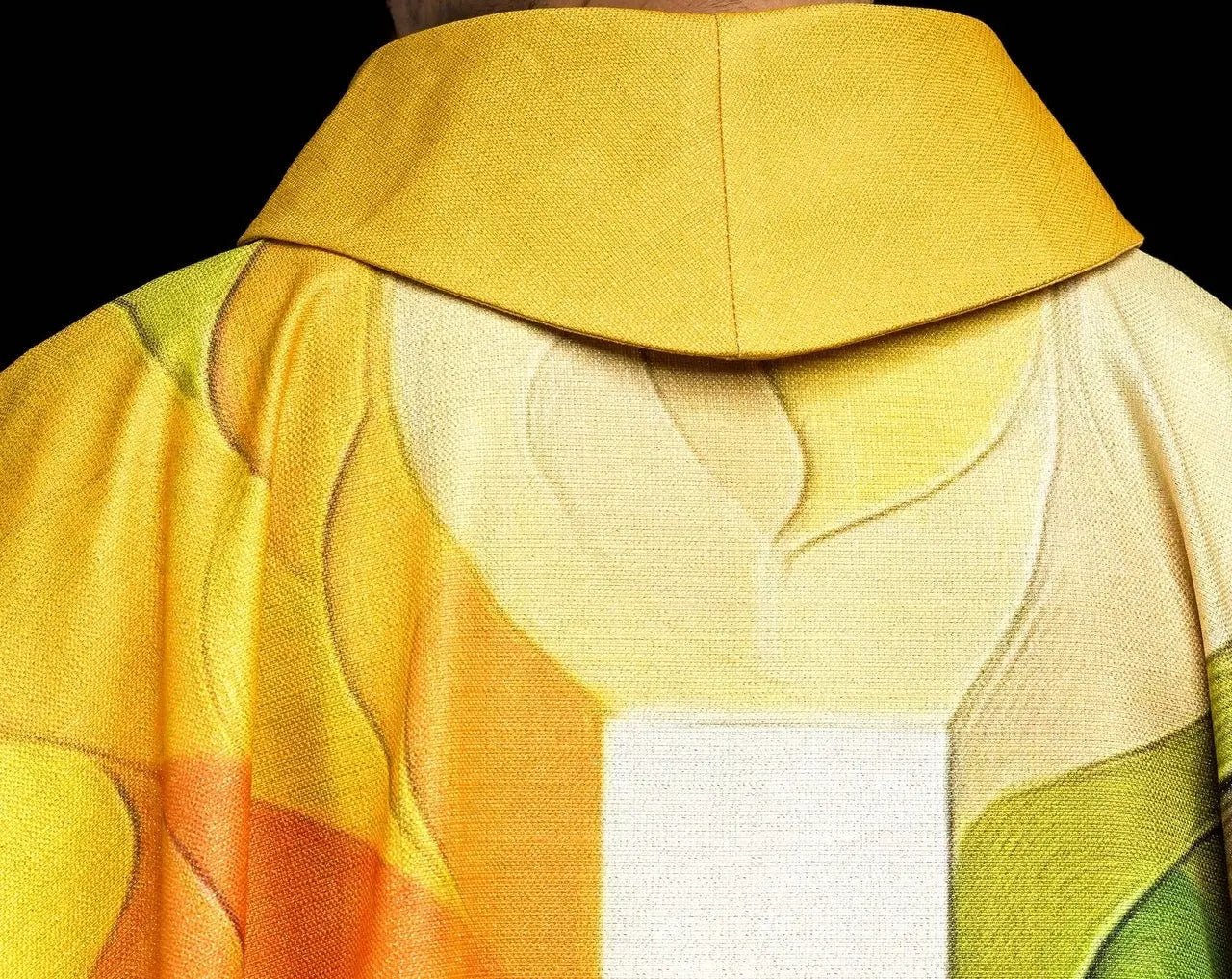 Casulla estampada multicolor con motivo de cruz