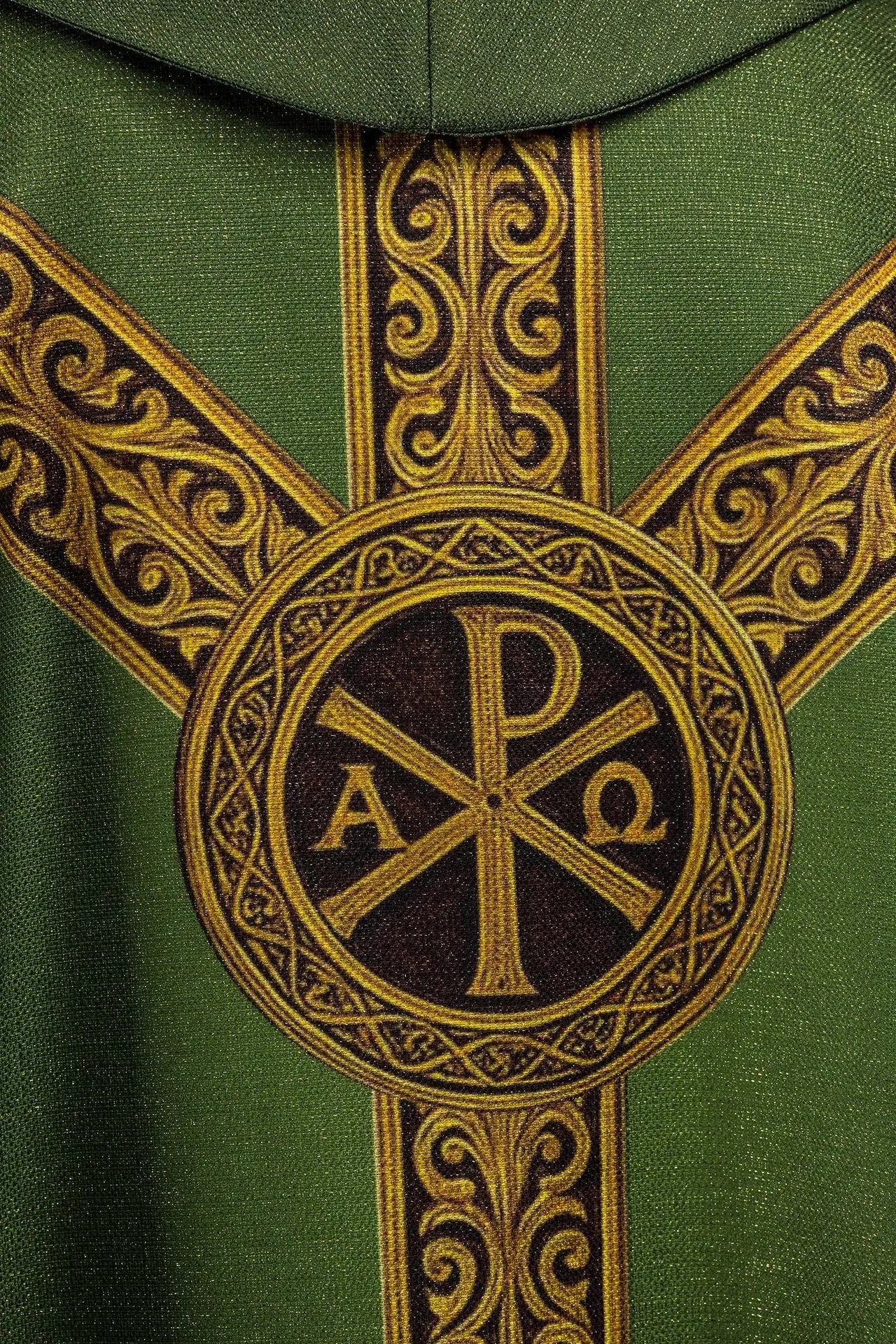 Casulla verde estampada con la palabra “Pax” y rica decoración dorada