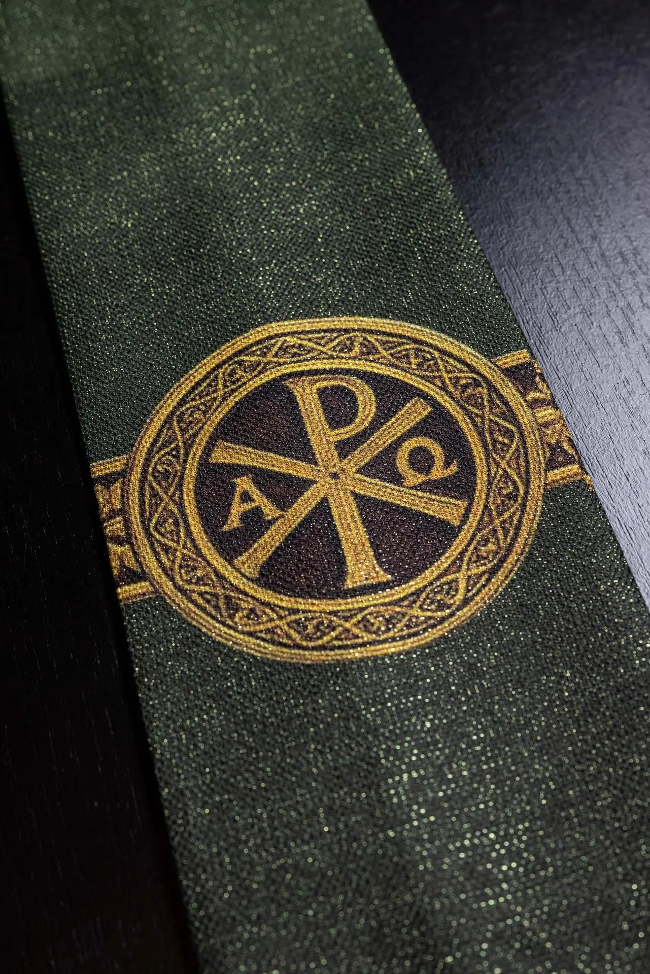Casulla verde estampada con la palabra “Pax” y rica decoración dorada