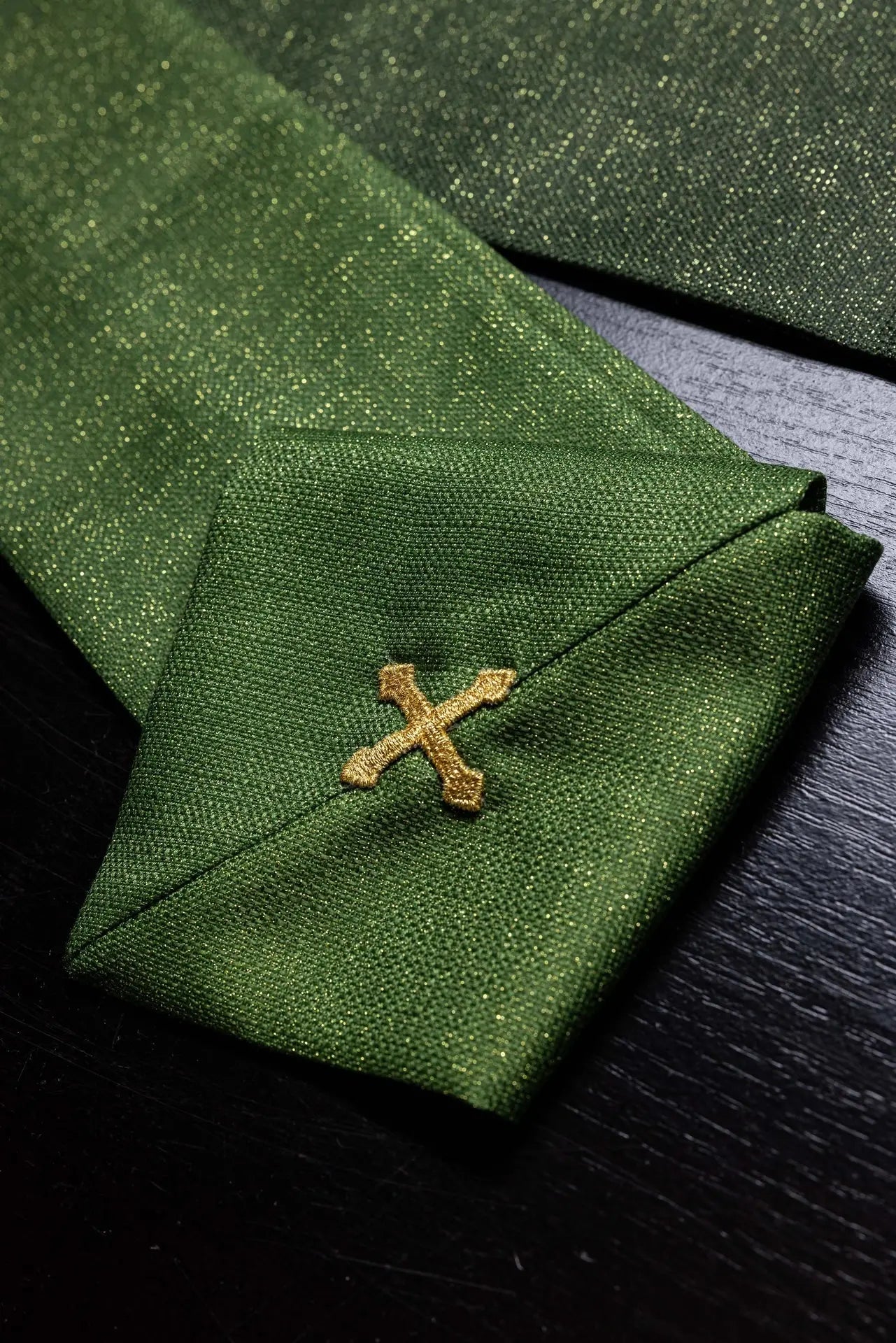Casulla verde estampada con la palabra “Pax” y rica decoración dorada