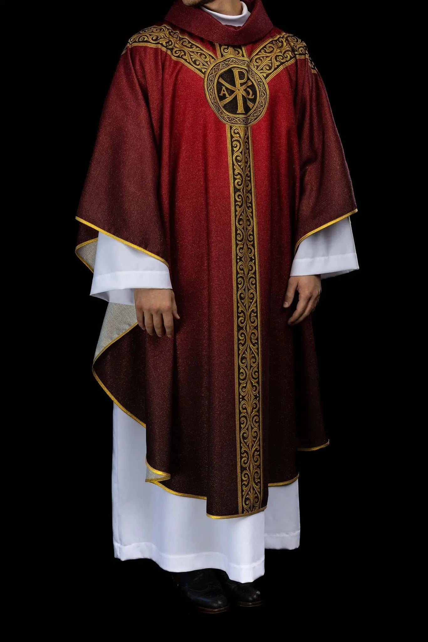 Casulla Roja Pax con Rico Adorno Dorado