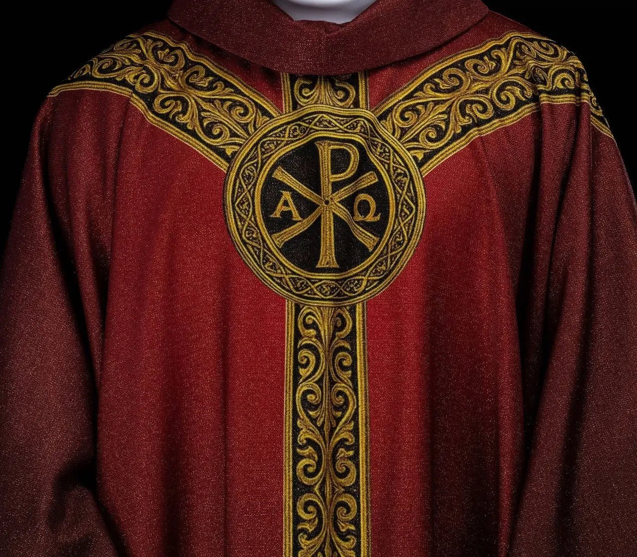 Casulla Roja Pax con Rico Adorno Dorado