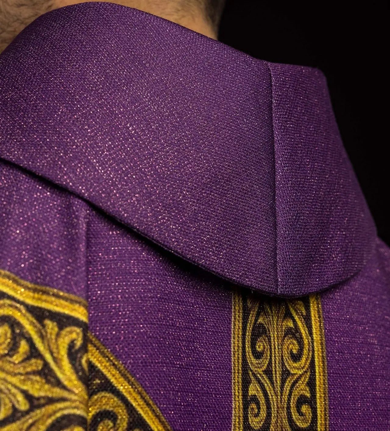 Casulla púrpura estampada con la palabra "Pax" y rica decoración dorada