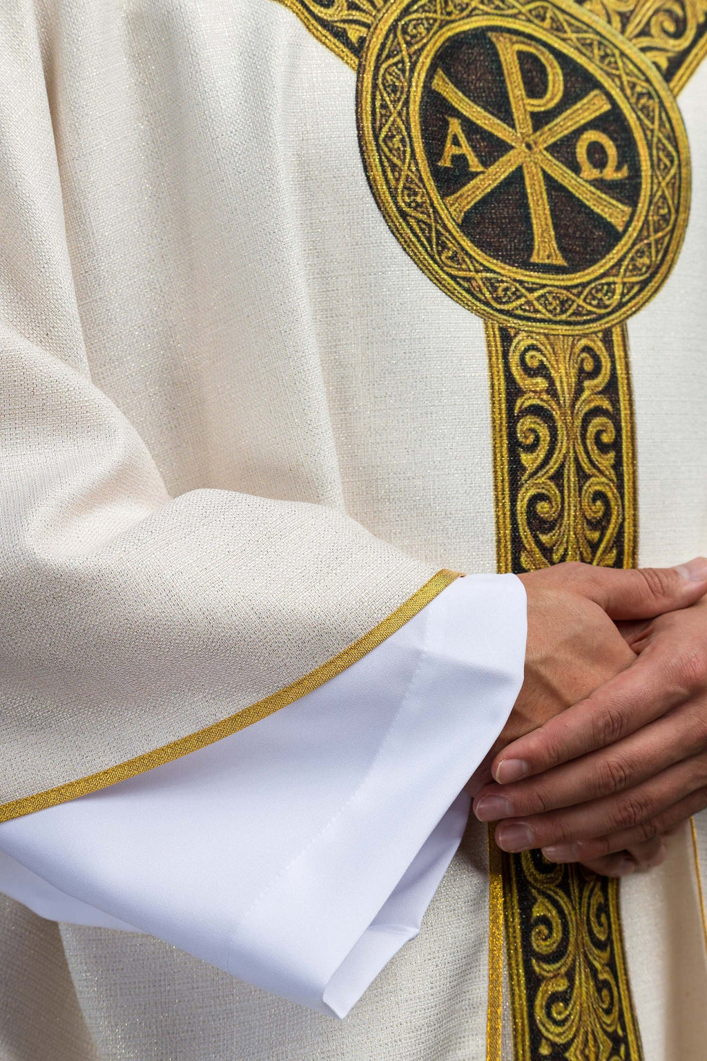 Ornato impreso Pax Ecru con rica decoración dorada