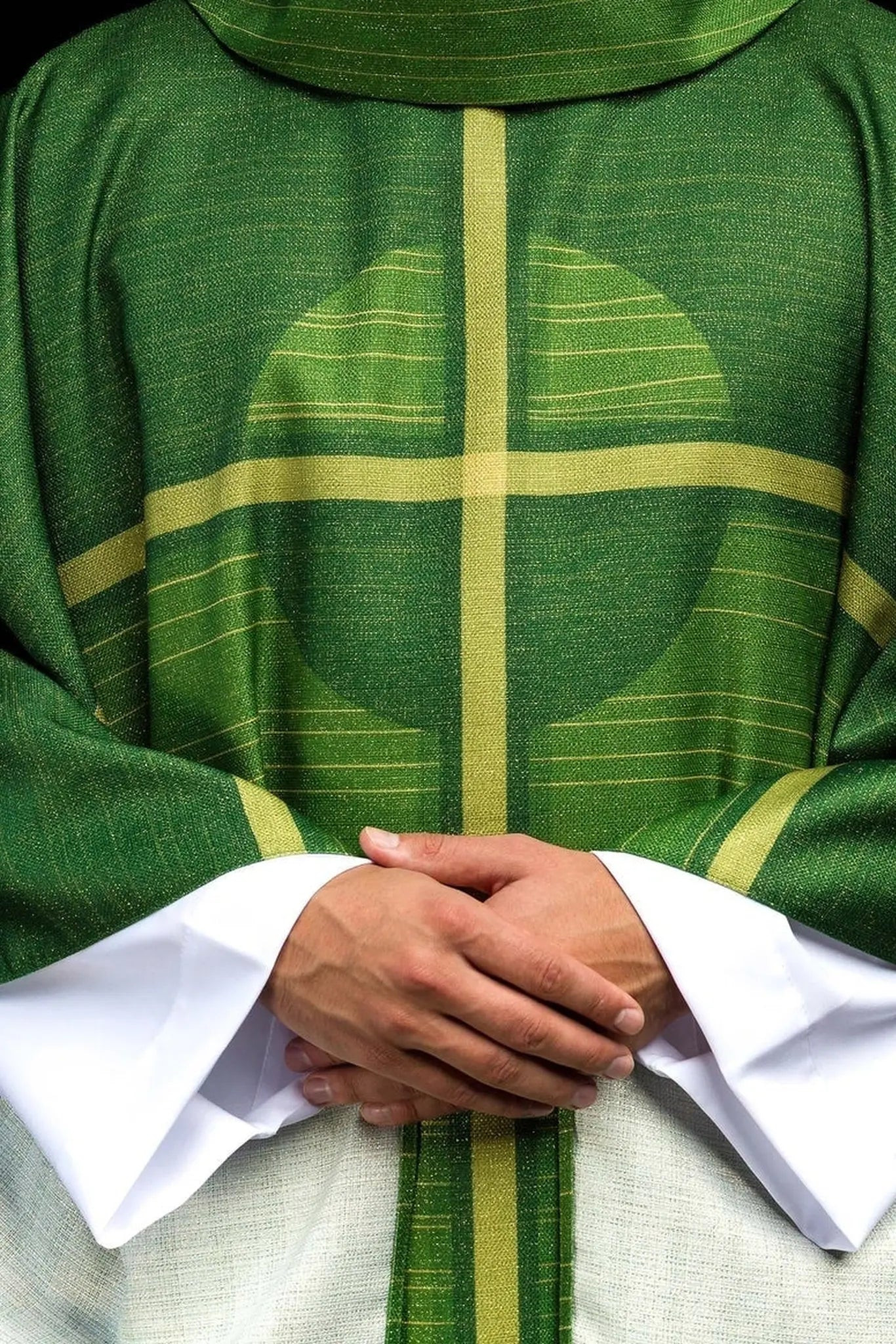Casulla verde estampada con motivo de cruz