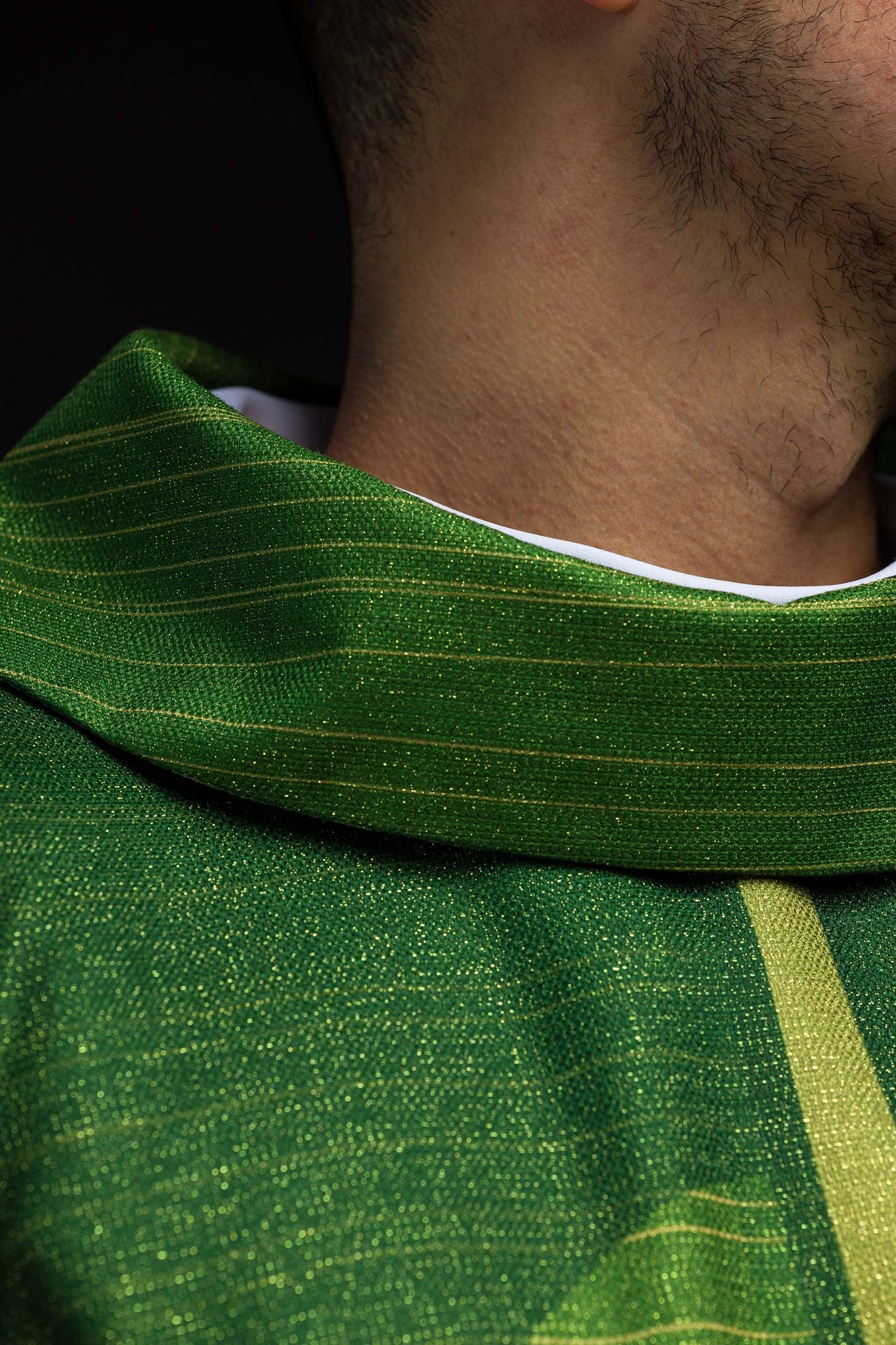 Ornamento impreso verde con motivo de cruz