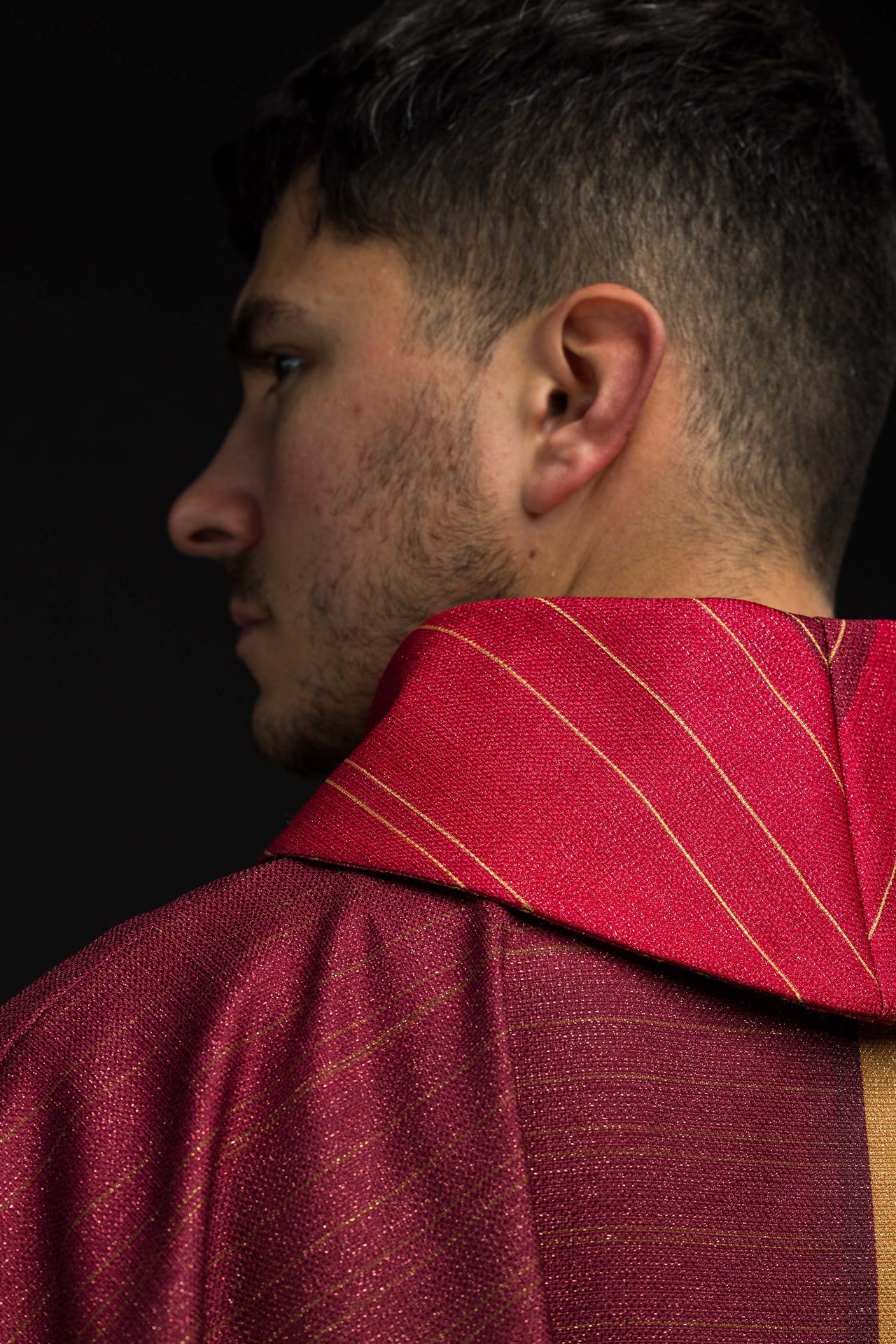 Ornat drukowany czerwony z motywem krzyża - ORNATY.PL