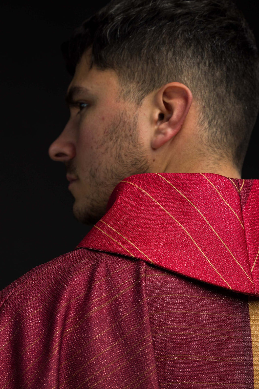 Ornamento impreso rojo con motivo de cruz