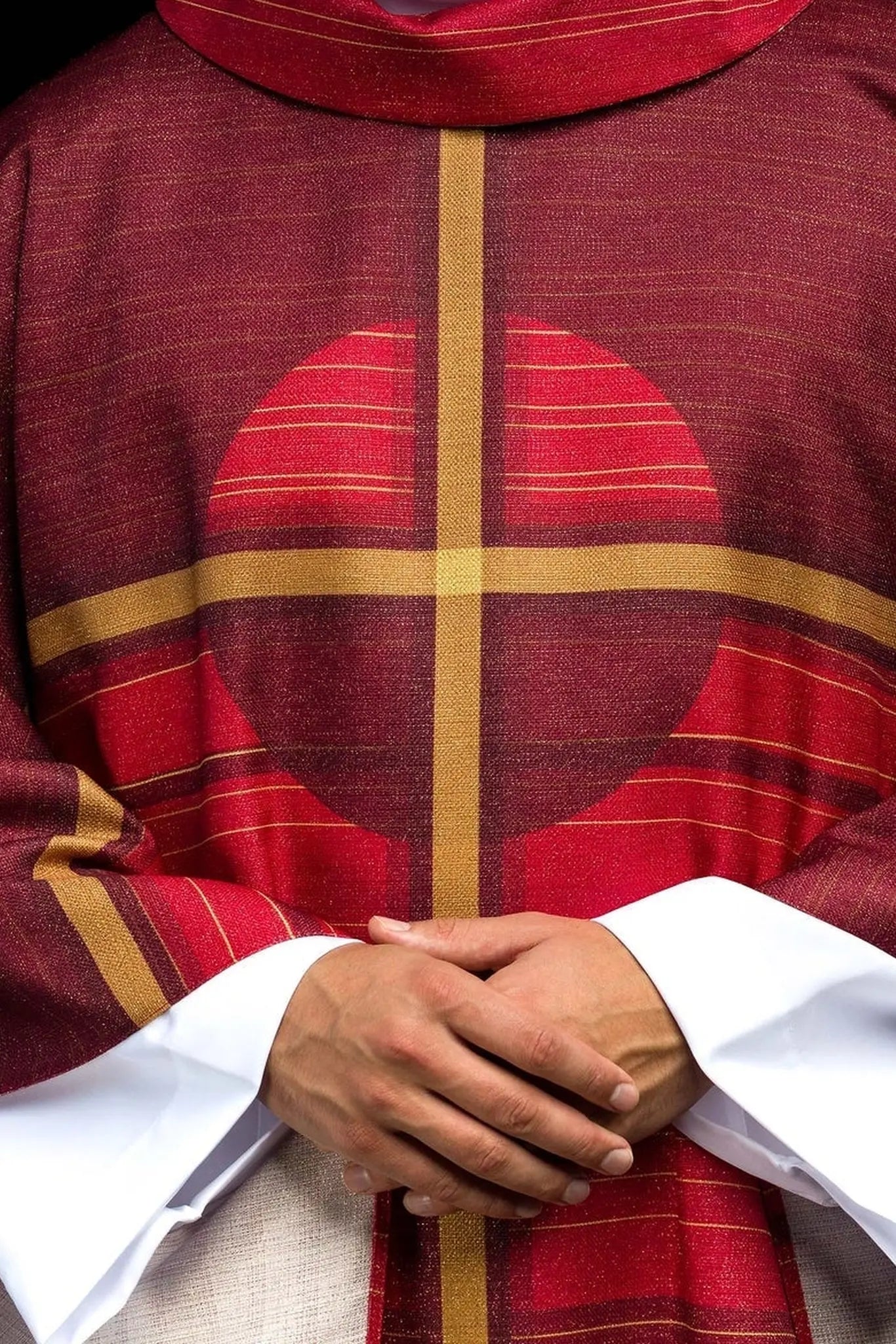 Casulla roja estampada con motivo de cruz