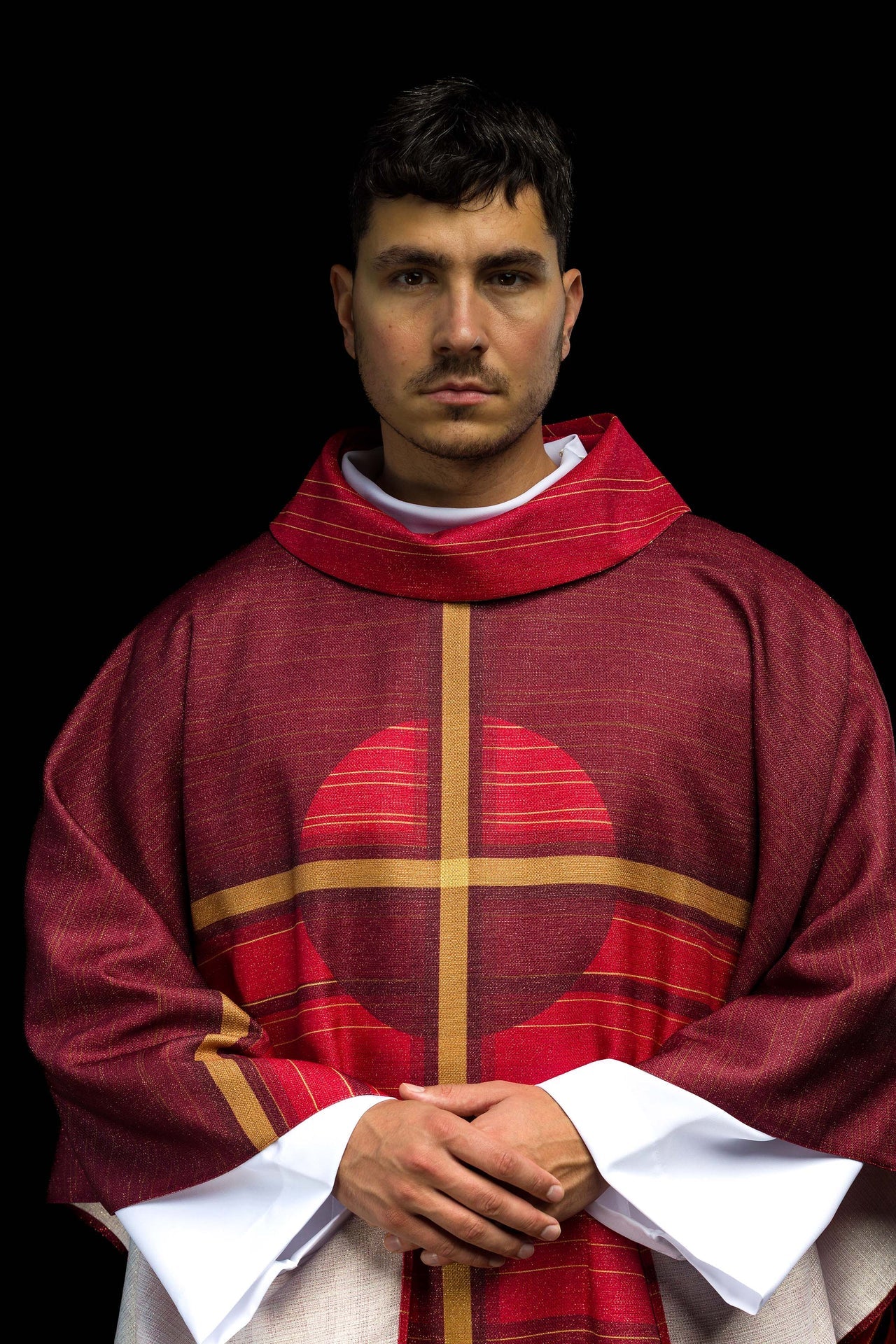 Ornamento impreso rojo con motivo de cruz