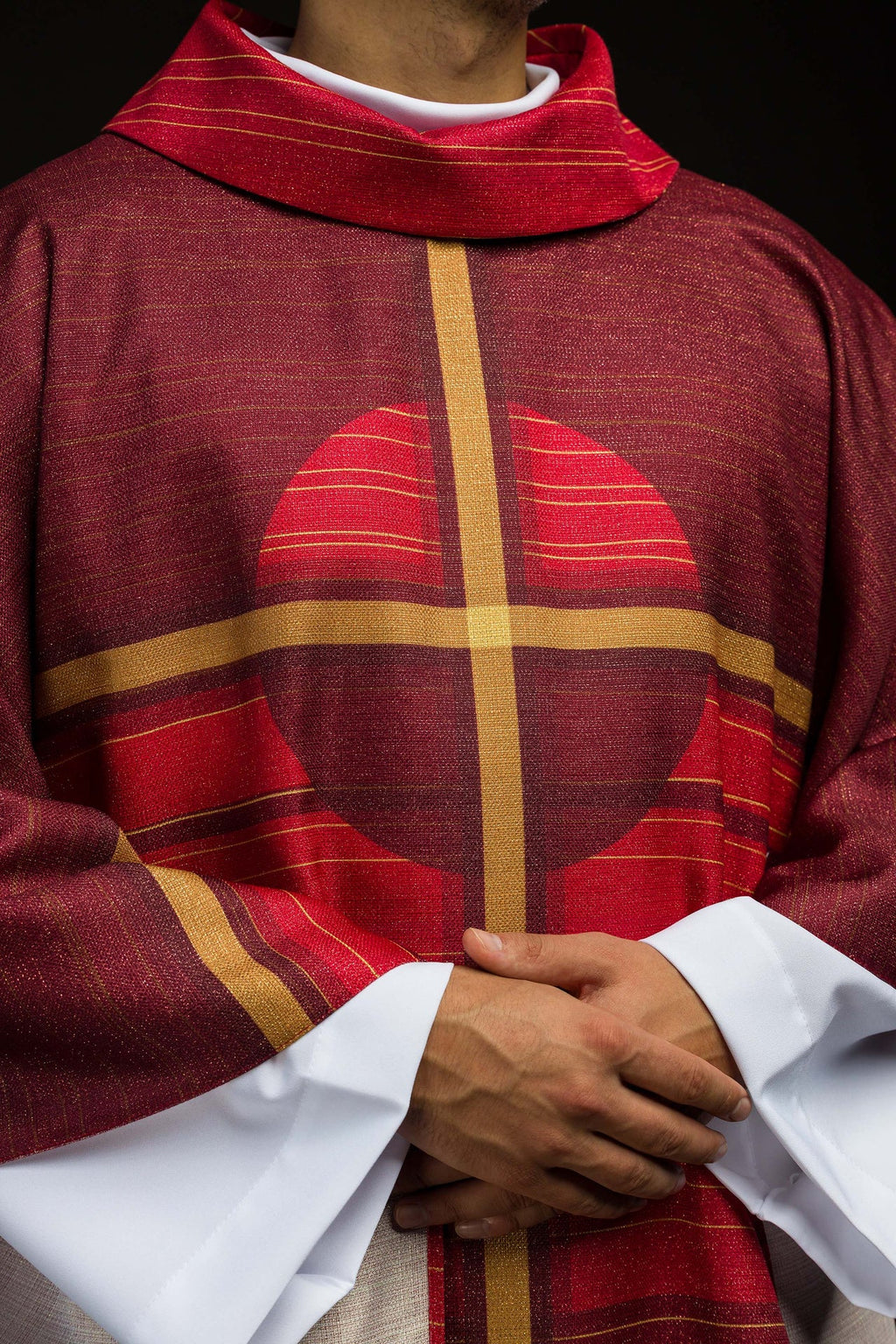 Ornamento impreso rojo con motivo de cruz