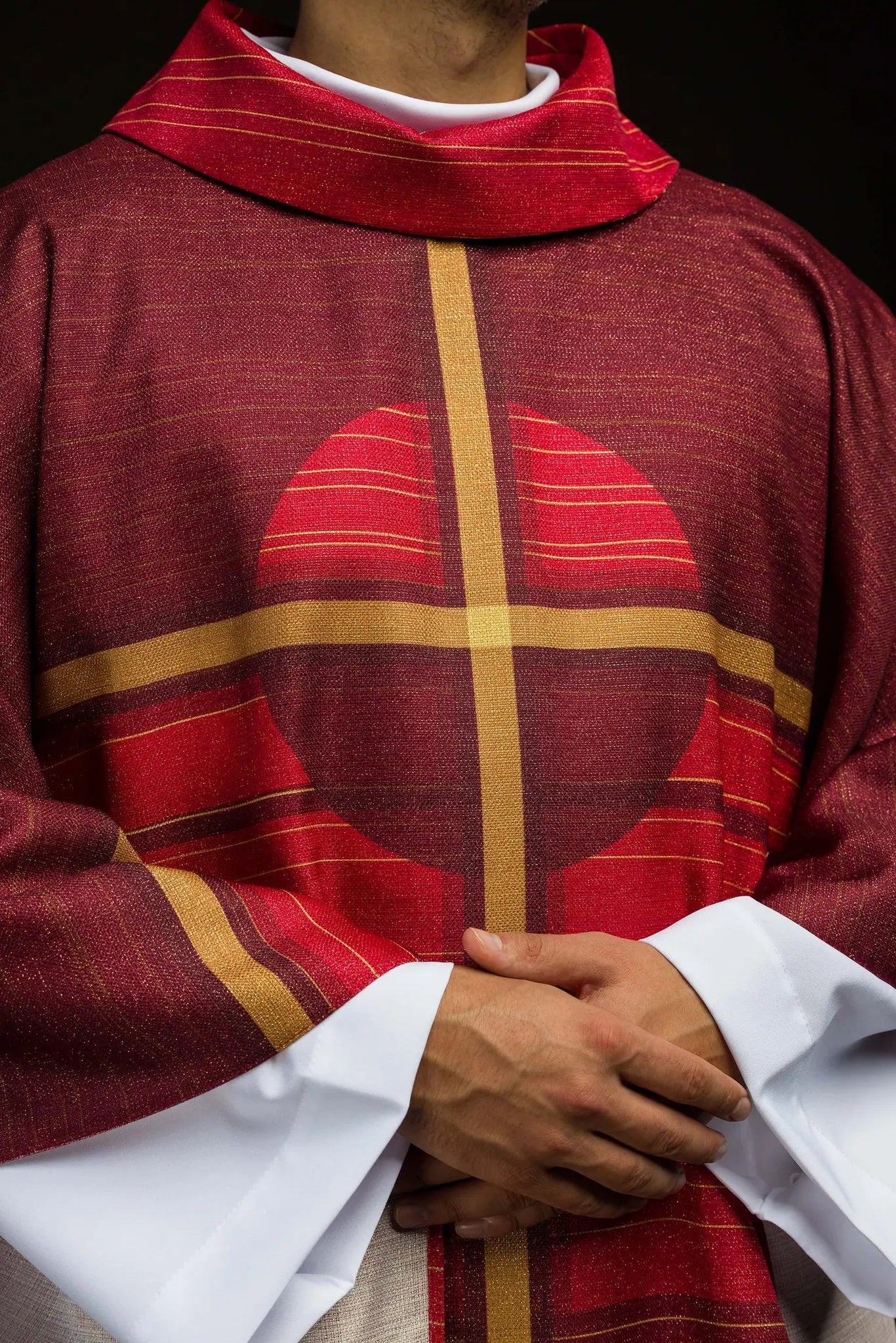 Casulla roja estampada con motivo de cruz