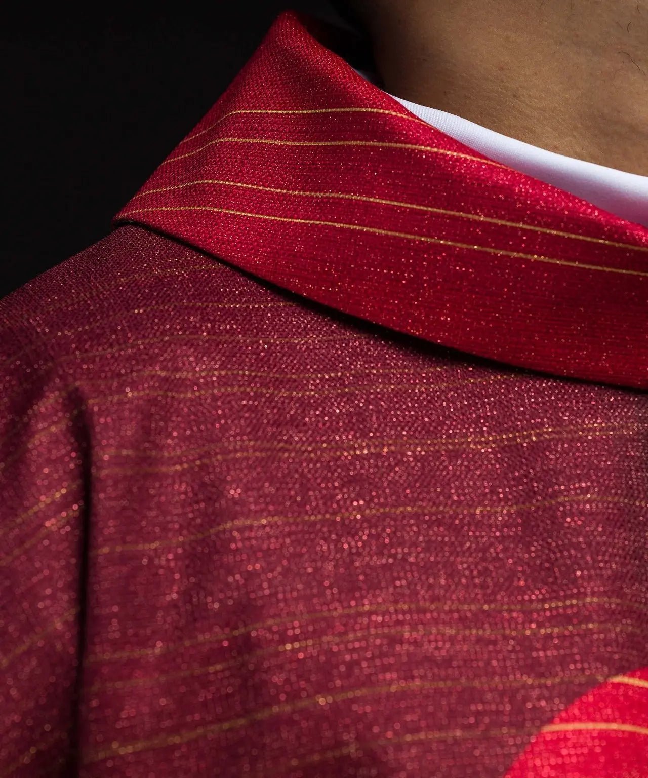 Casulla roja estampada con motivo de cruz