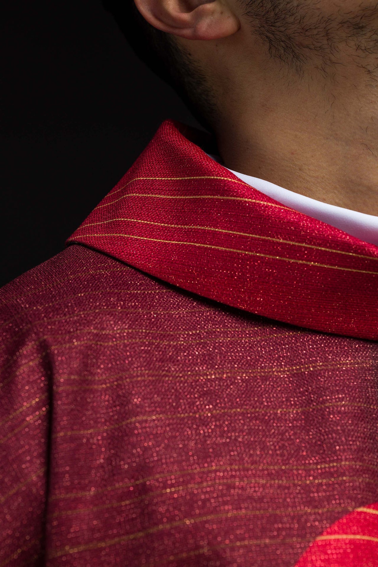 Ornamento impreso rojo con motivo de cruz