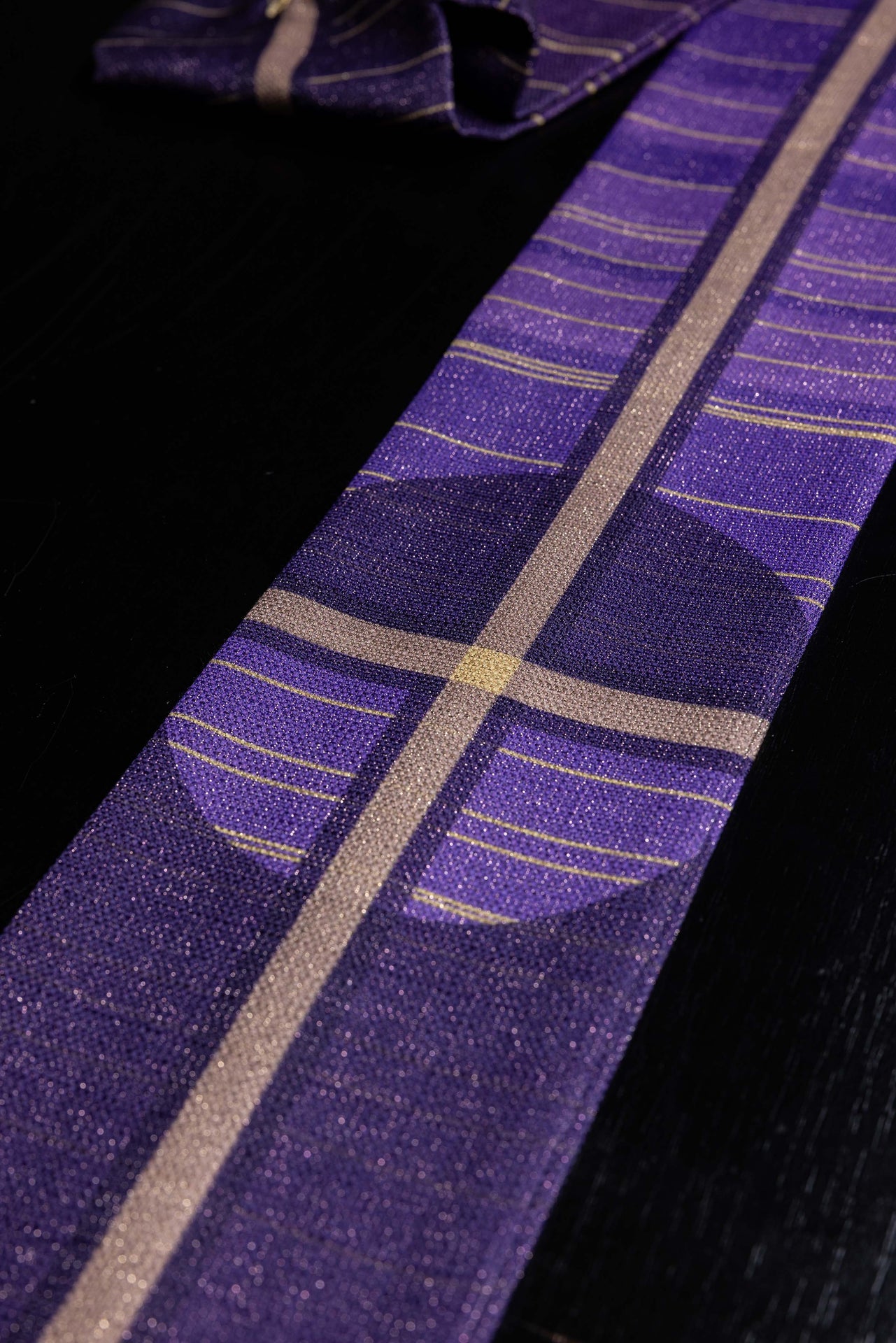 Casulla morada estampada con motivo de cruz