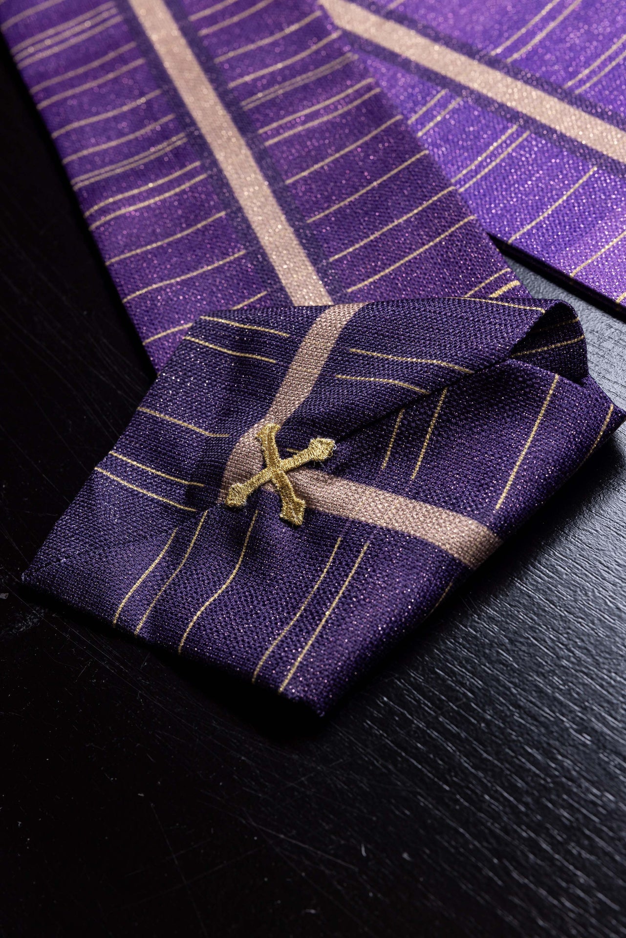 Casulla morada estampada con motivo de cruz