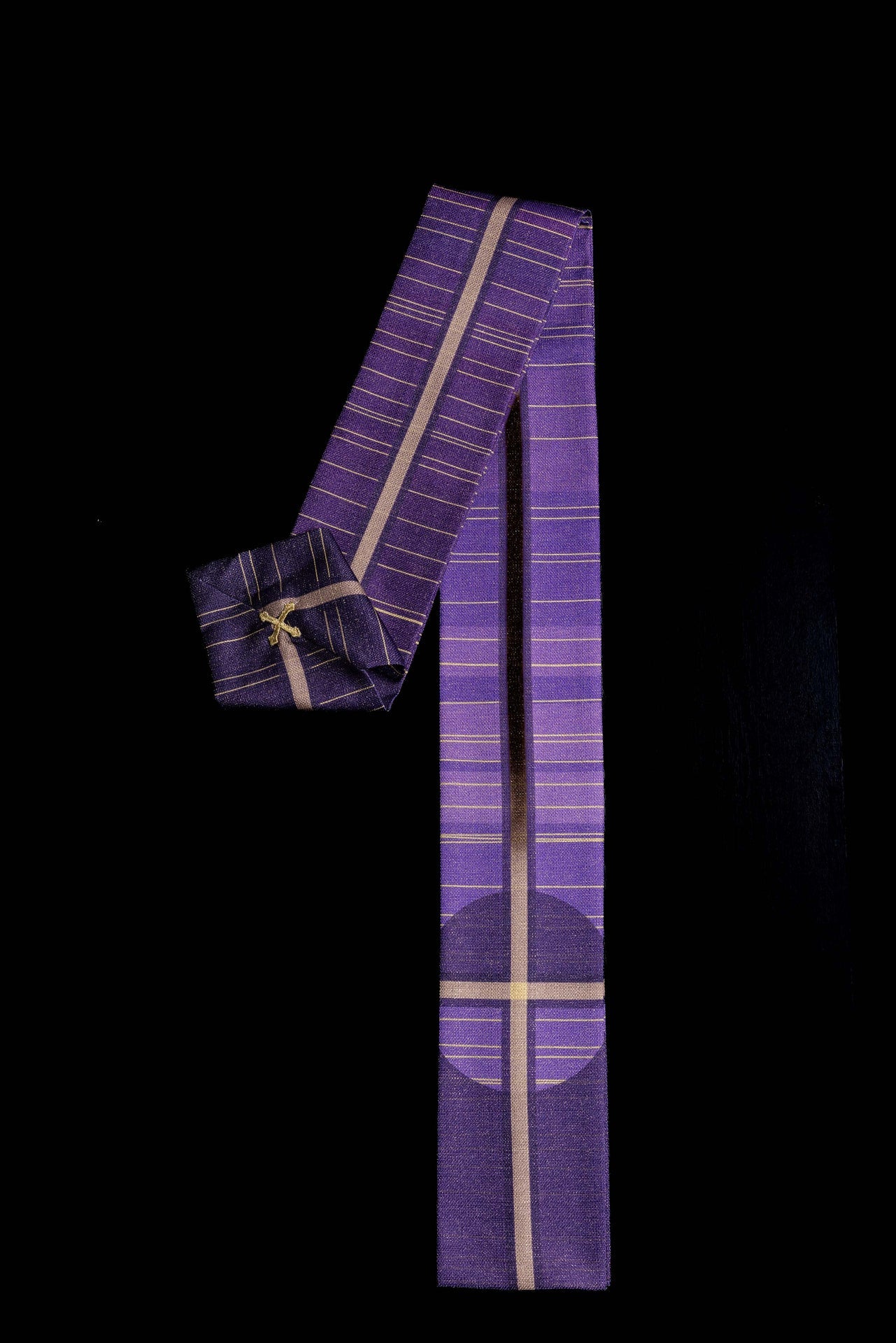 Casulla morada estampada con motivo de cruz