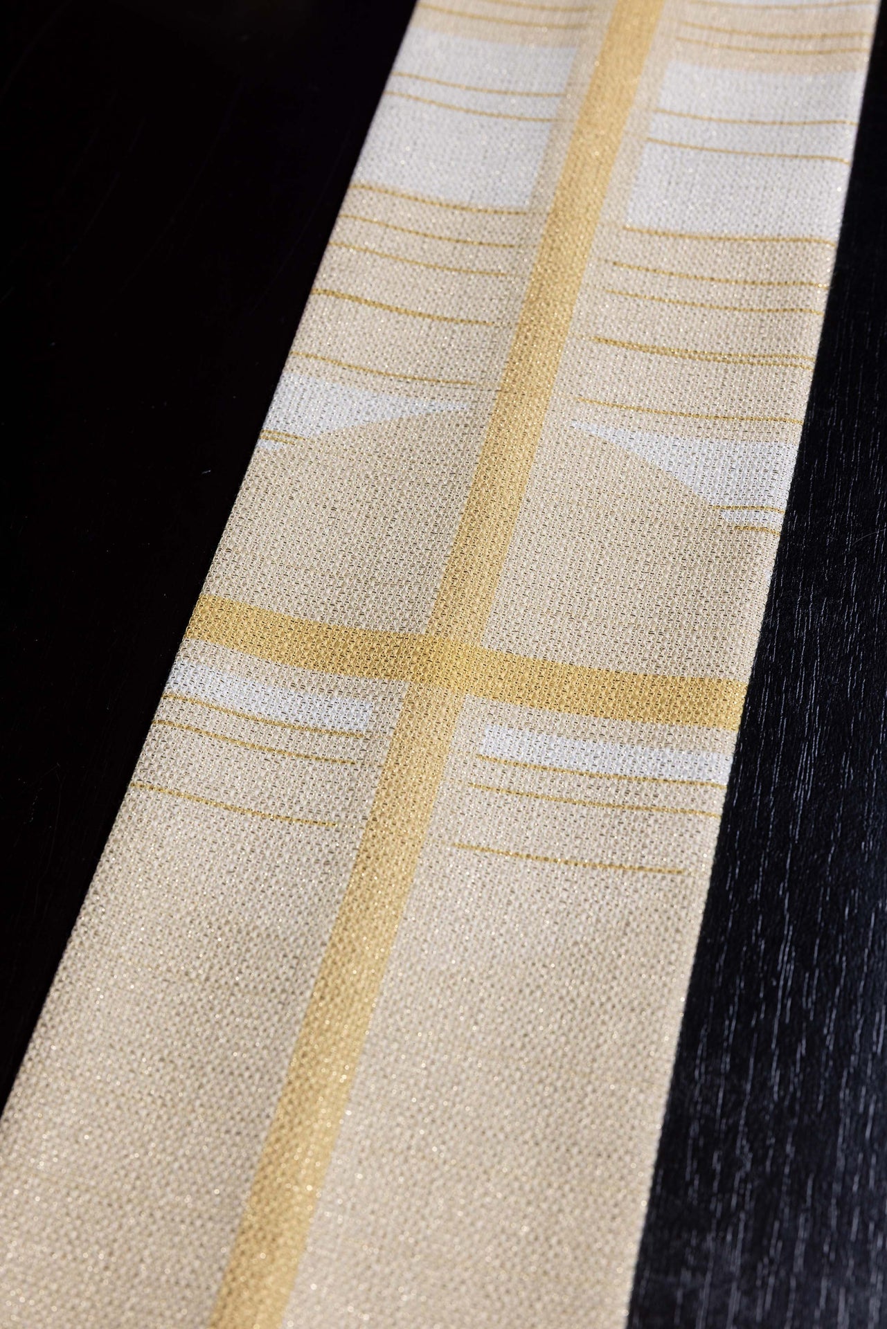 Ornat drukowany ecru z motywem krzyża - ORNATY.PL