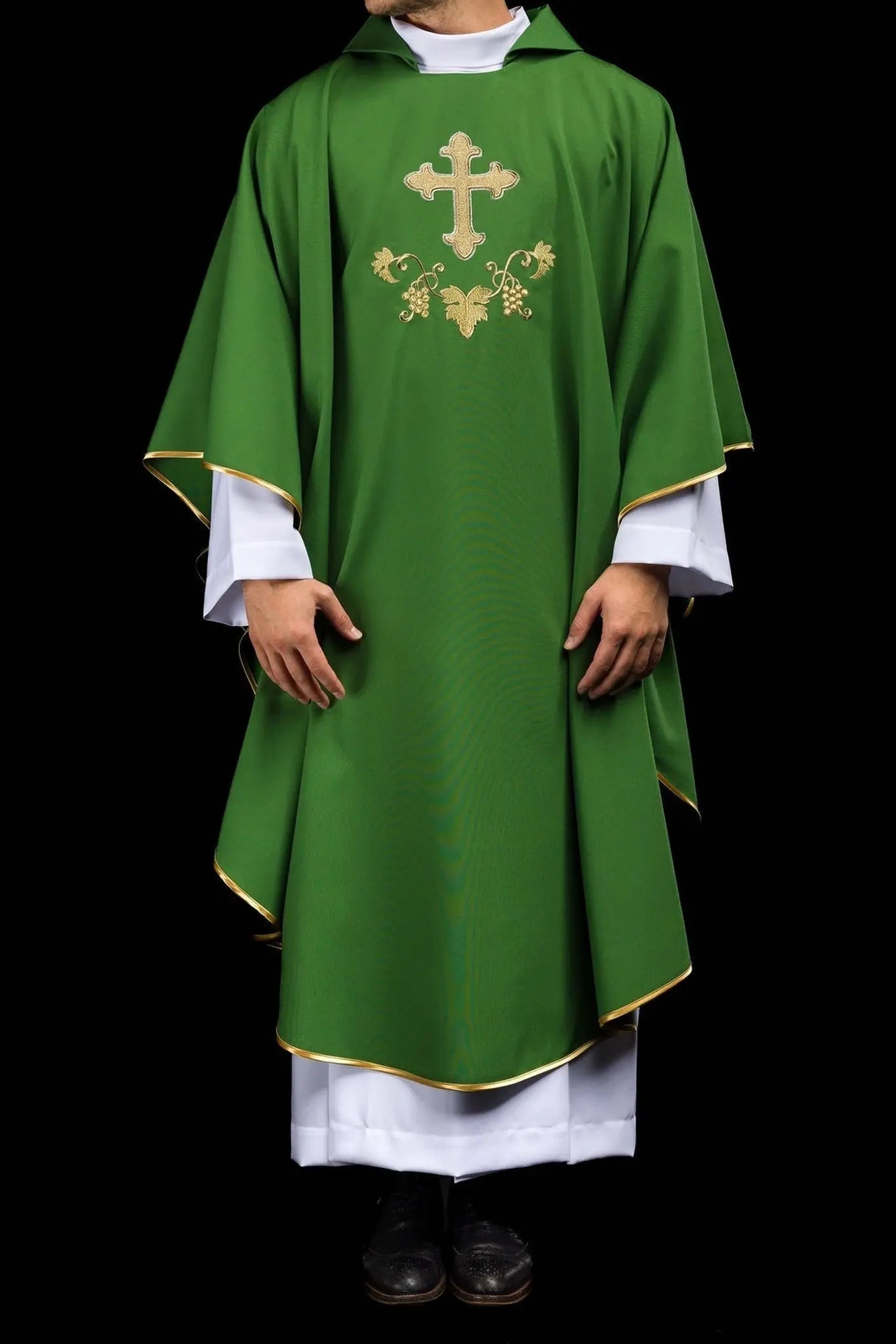 Casulla bordada con símbolo de cruz y cuello ancho verde