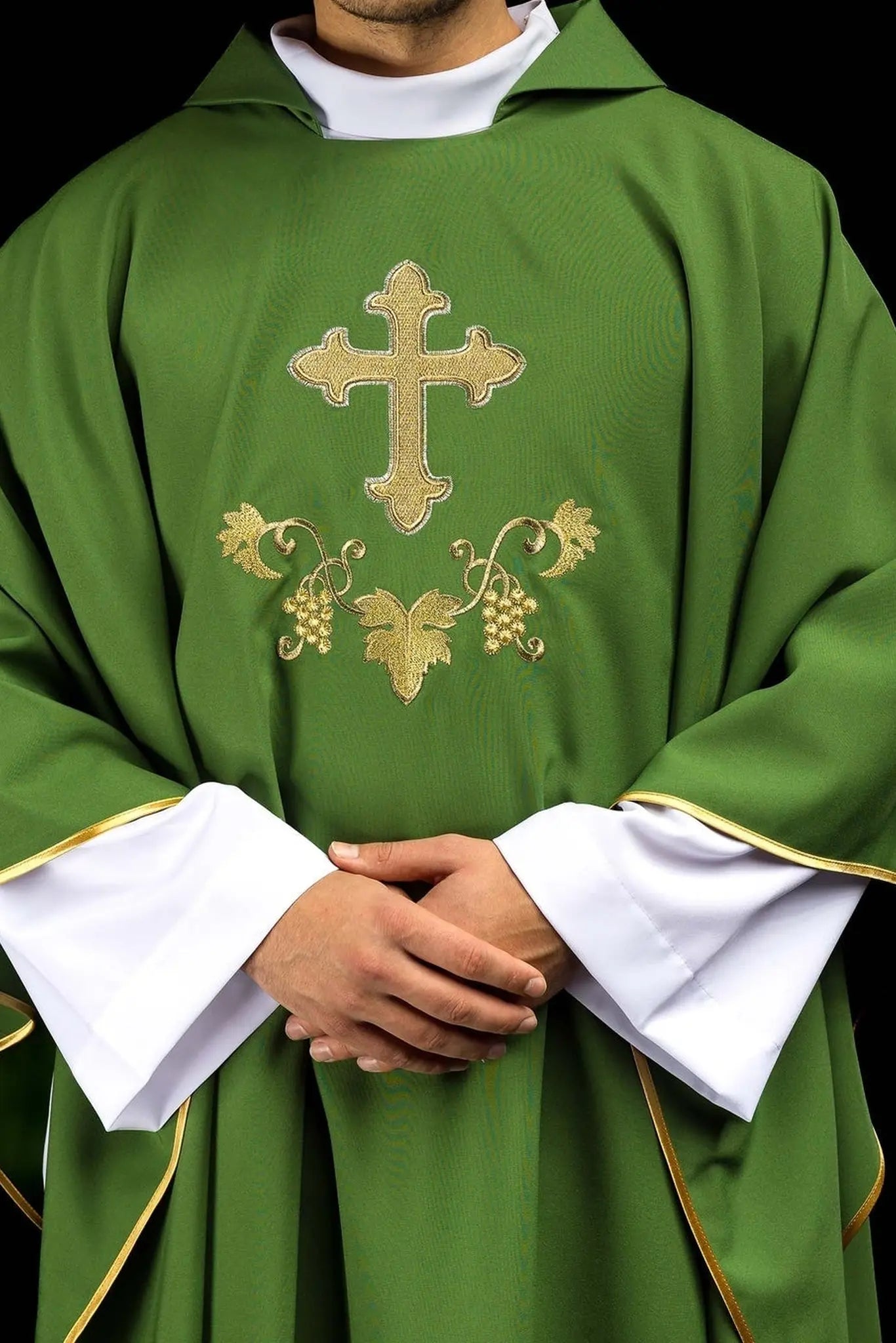 Casulla bordada con símbolo de cruz y cuello ancho verde
