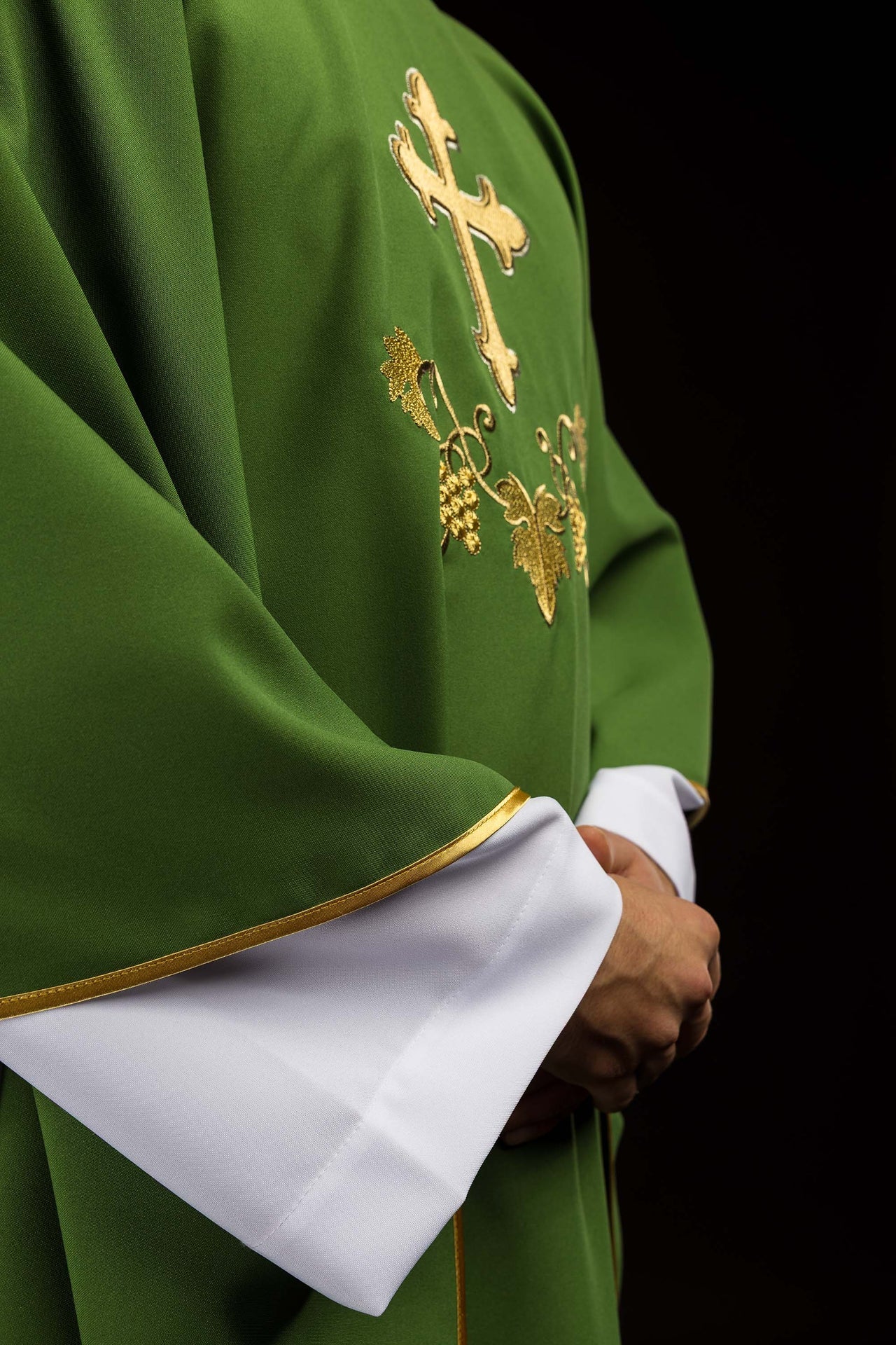 Ornat haftowany z symbolem krzyża i szerokim kołnierzem zielony - ORNATY.PL