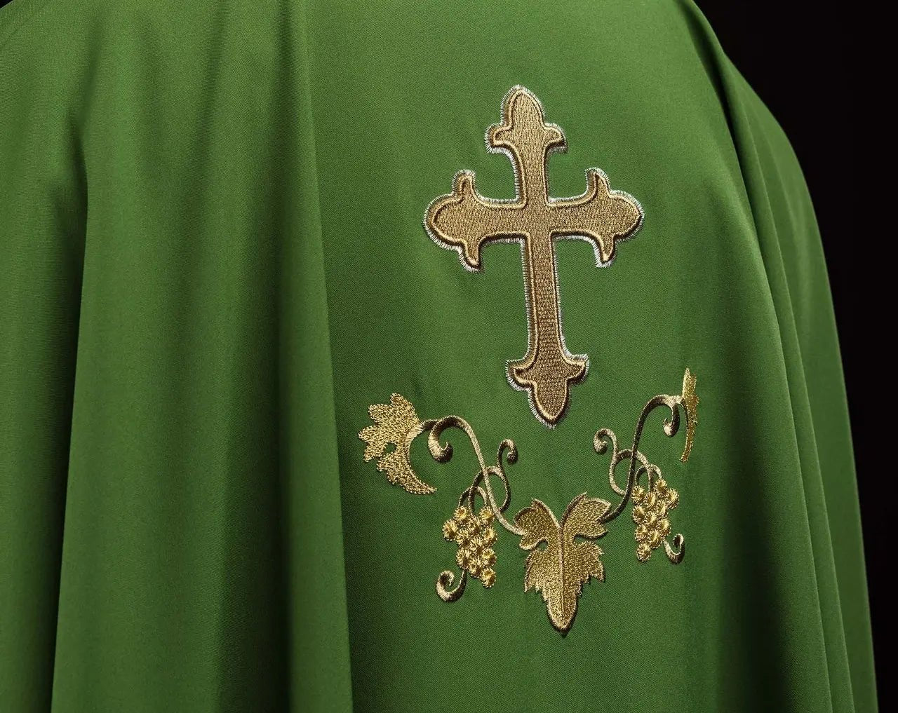 Casulla bordada con símbolo de cruz y cuello ancho verde