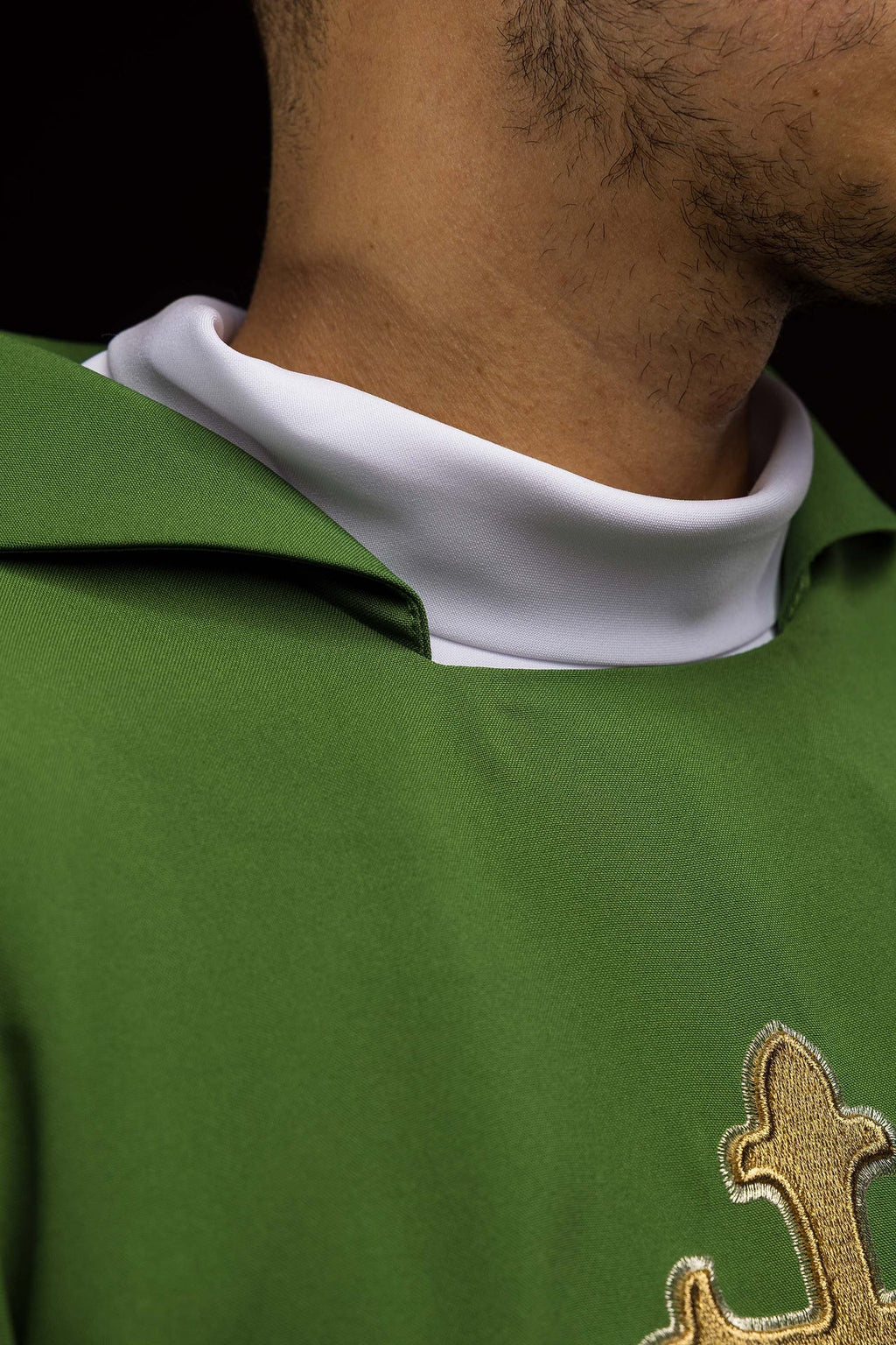 Ornamento bordado con símbolo de cruz y cuello ancho verde