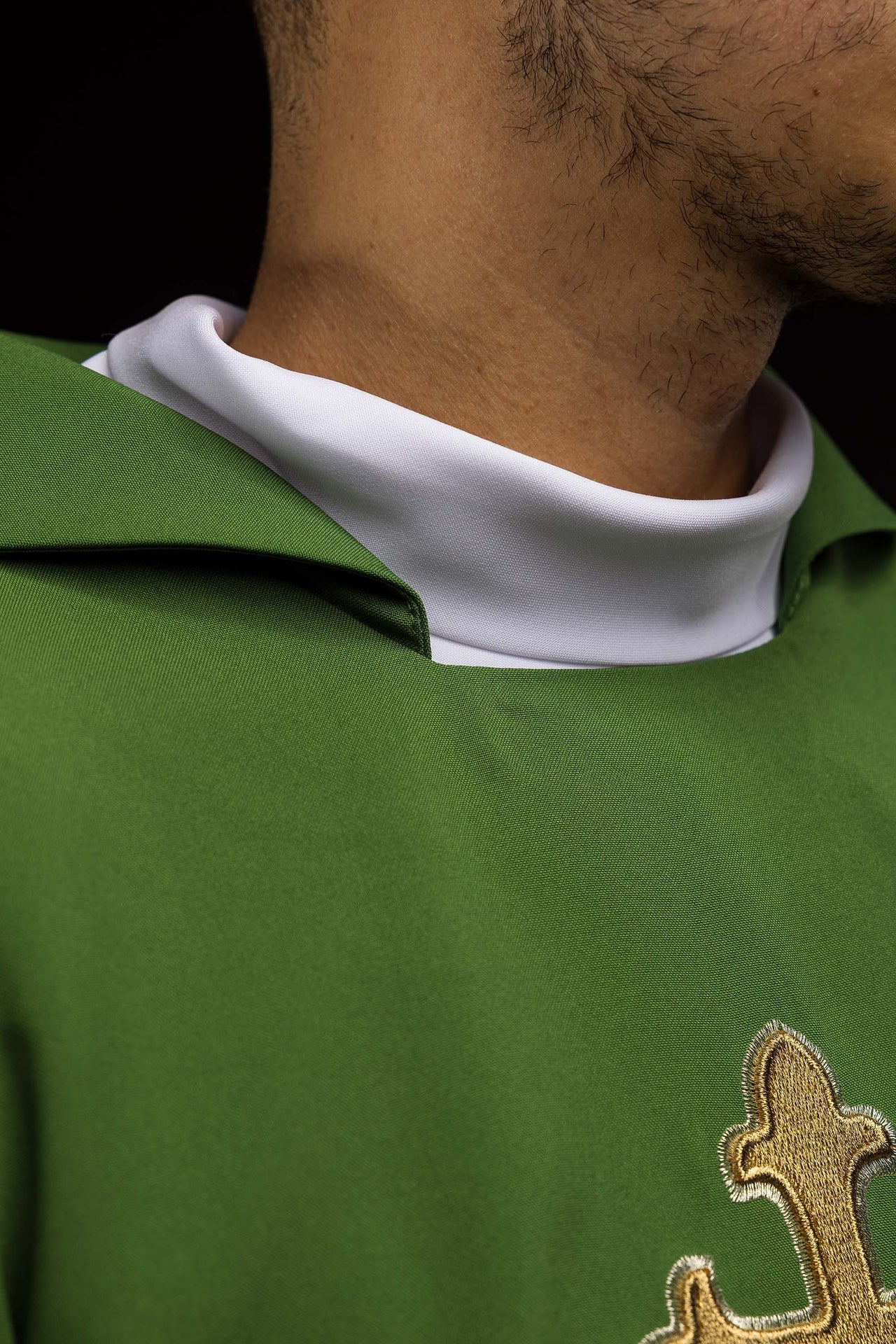 Ornamento bordado con símbolo de cruz y cuello ancho verde