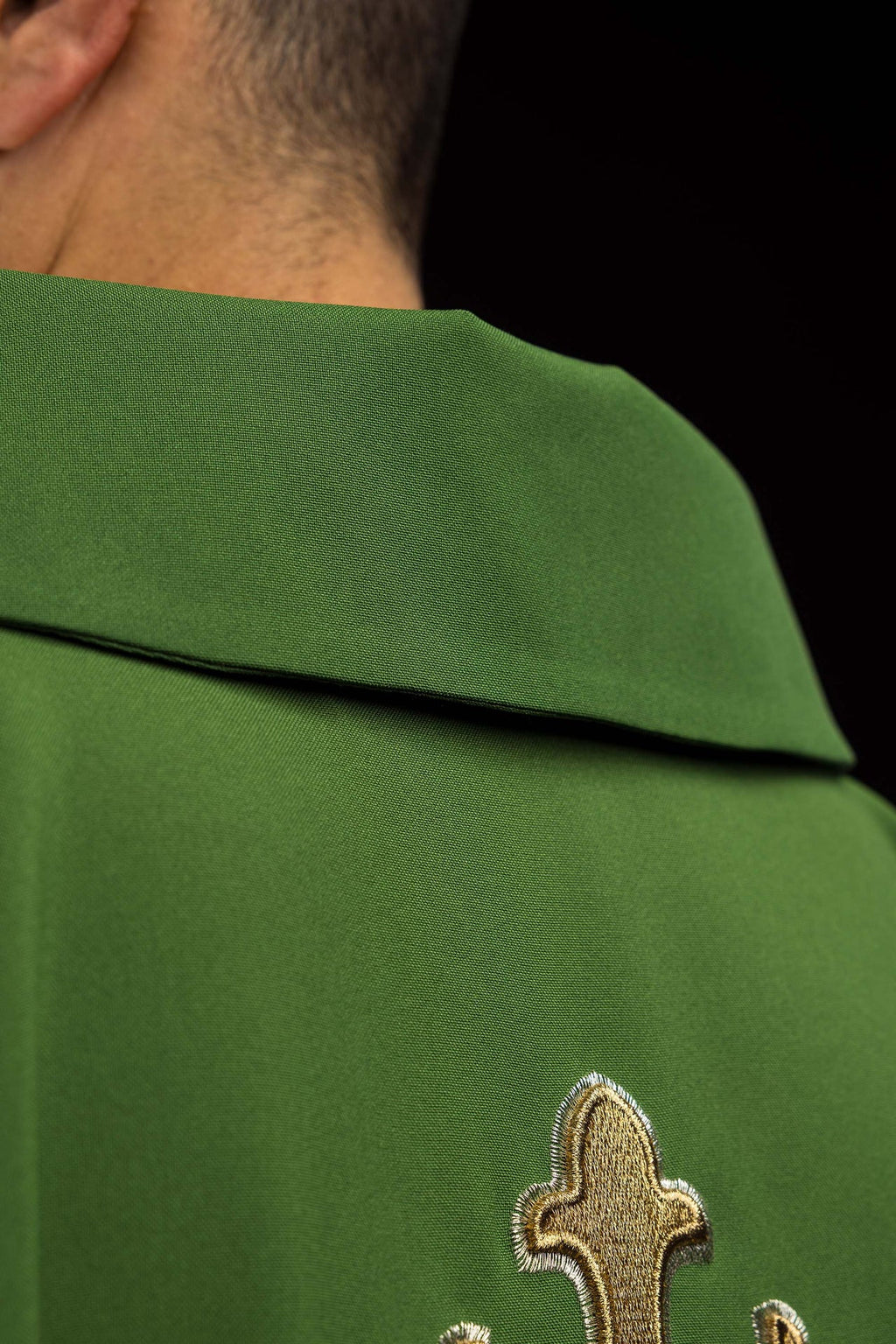 Ornamento bordado con símbolo de cruz y cuello ancho verde