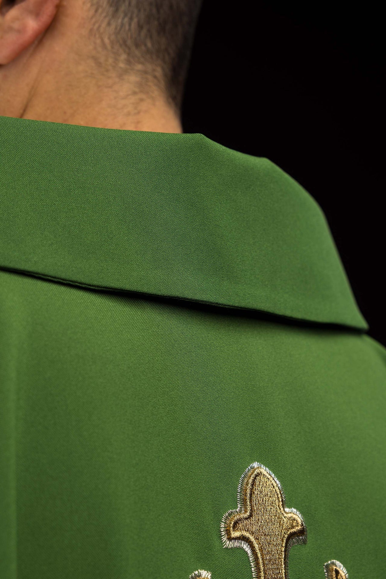 Ornamento bordado con símbolo de cruz y cuello ancho verde