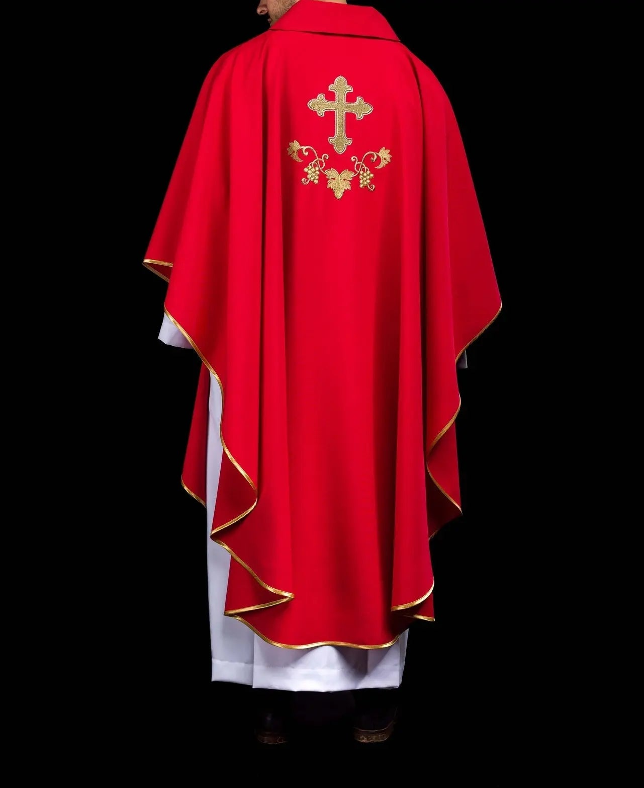 Casulla bordada con símbolo de cruz y cuello ancho rojo
