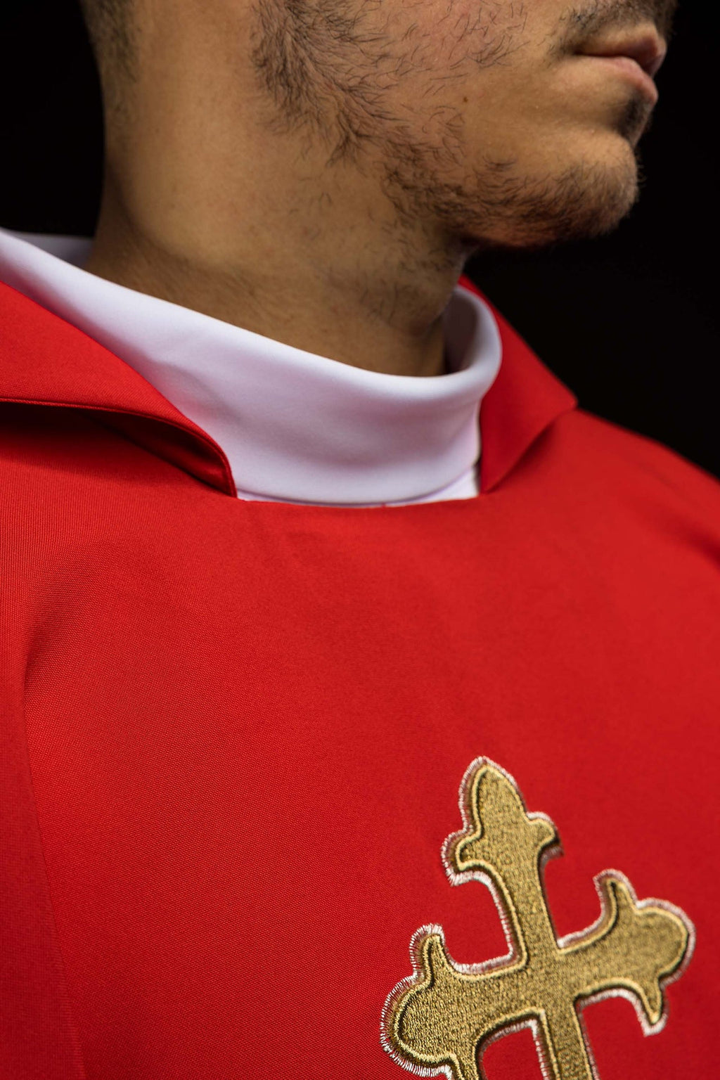 Ornamento bordado con símbolo de cruz y cuello ancho rojo