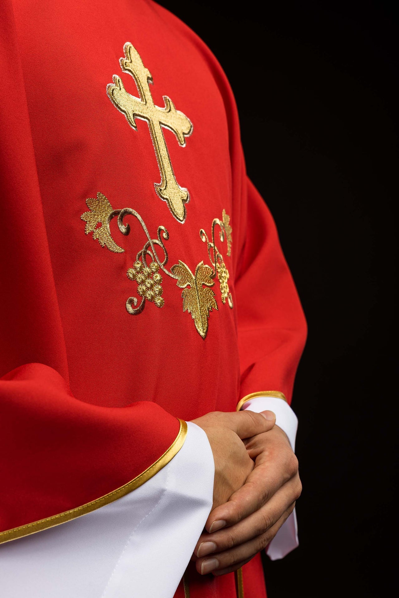 Ornamento bordado con símbolo de cruz y cuello ancho rojo