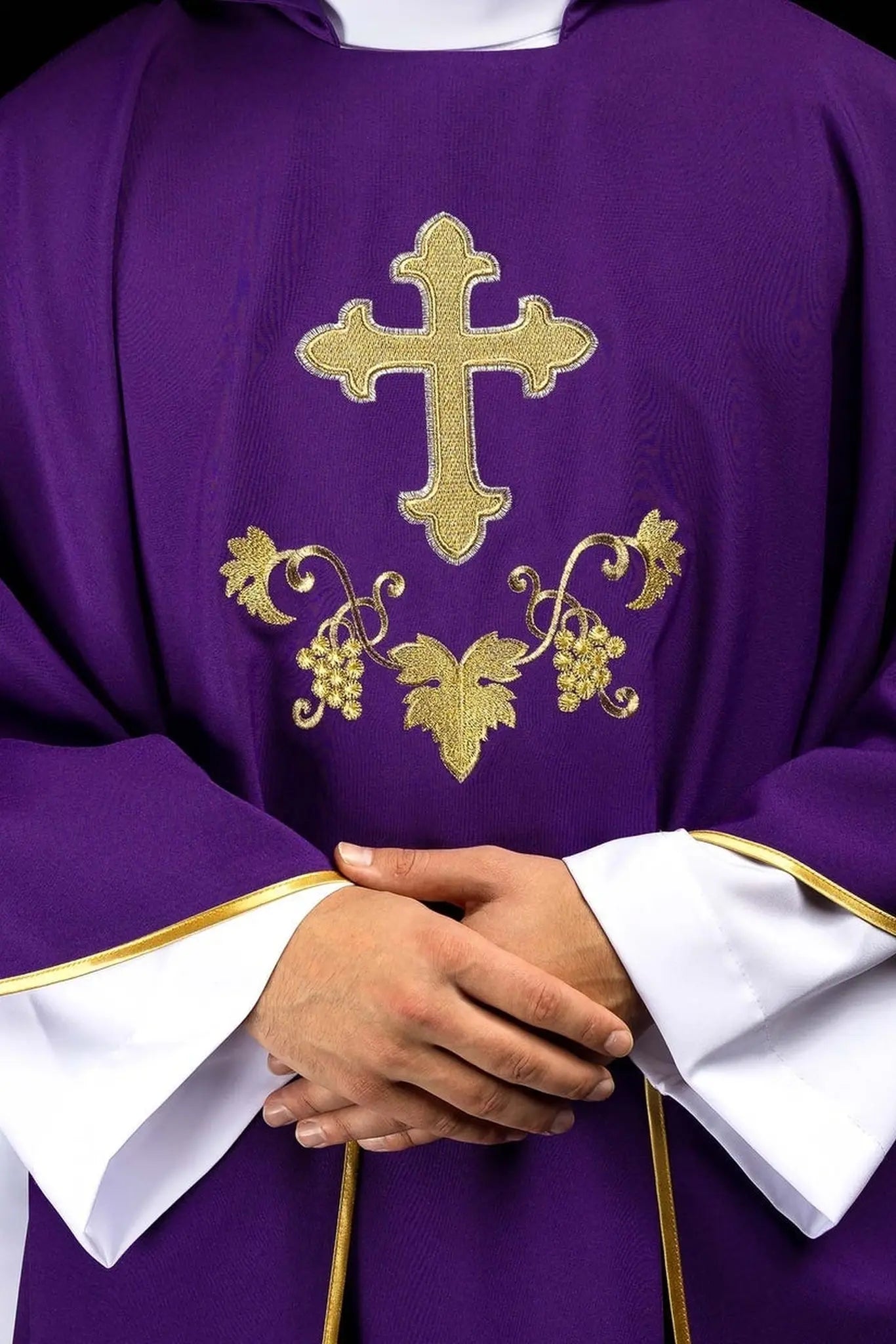 Casulla bordada con símbolo de cruz y amplio cuello morado