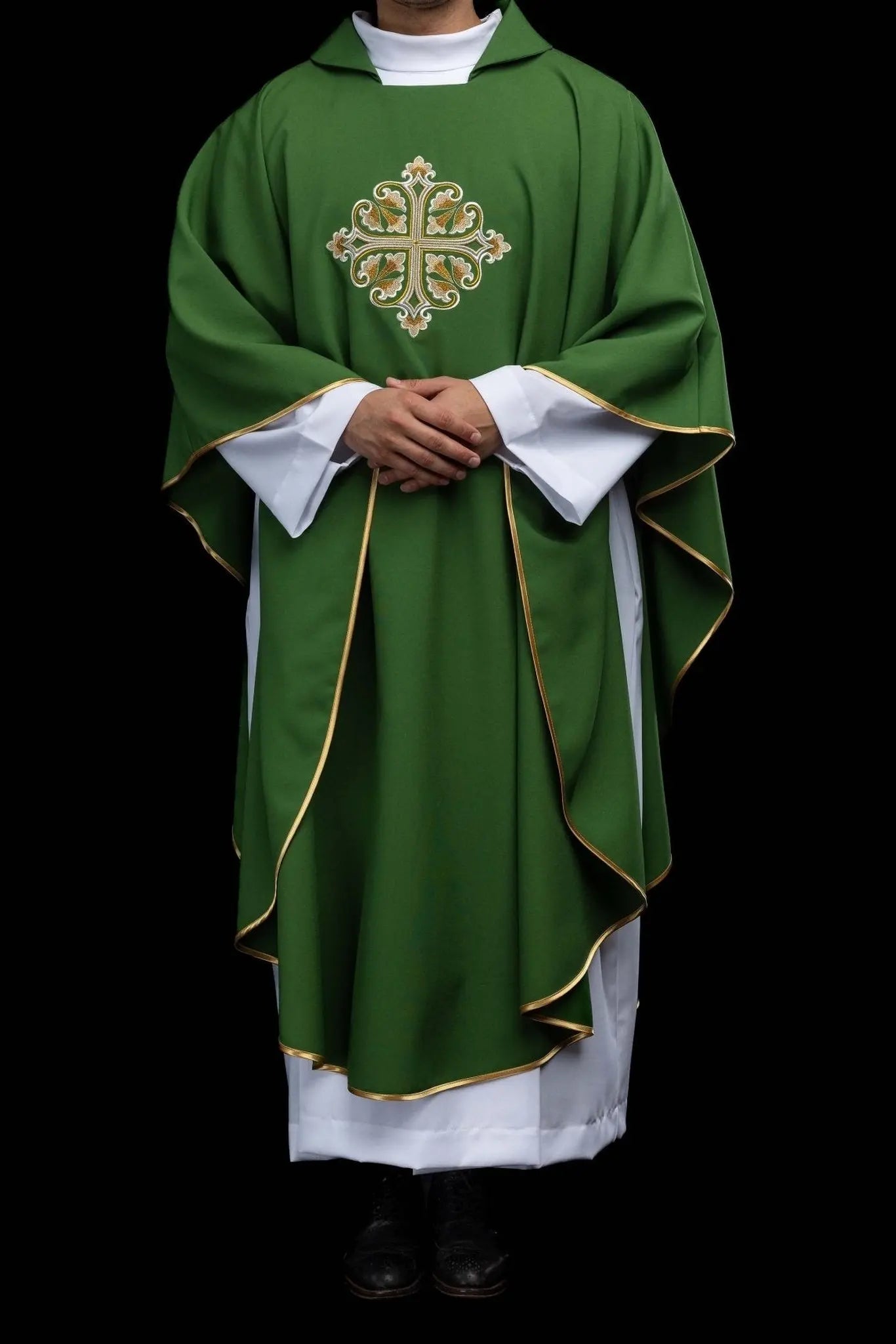 Casulla verde bordada con Cruz ornamental y cuello ancho