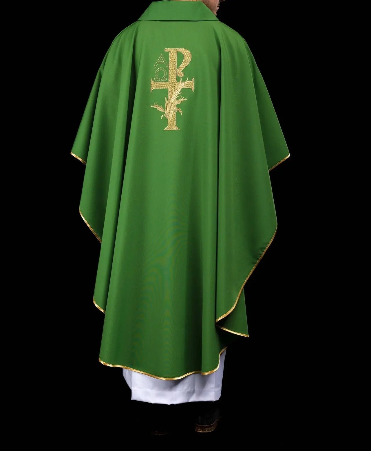 Casulla bordada con el símbolo de Alfa y Omega y amplio cuello verde