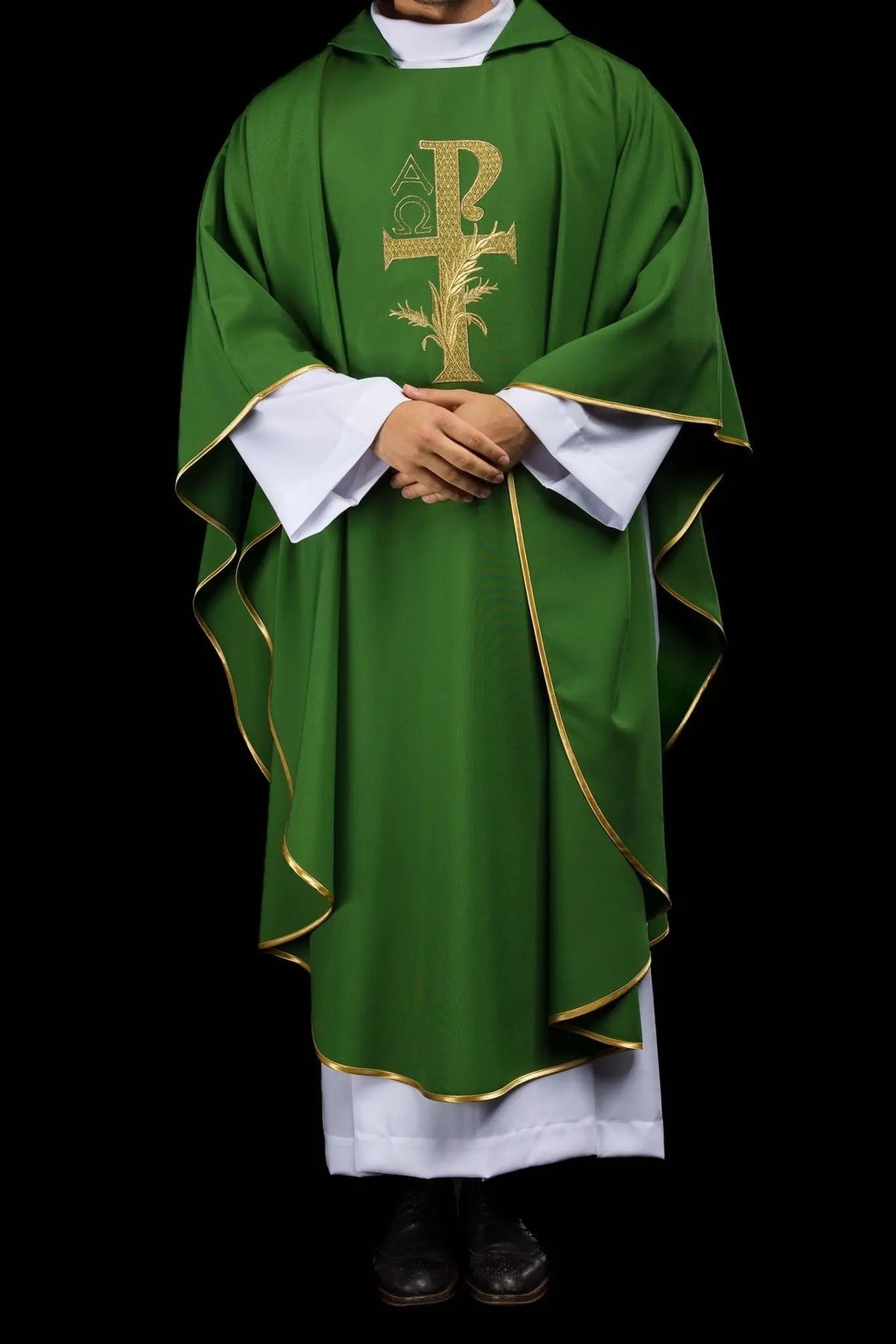 Casulla bordada con el símbolo de Alfa y Omega y amplio cuello verde