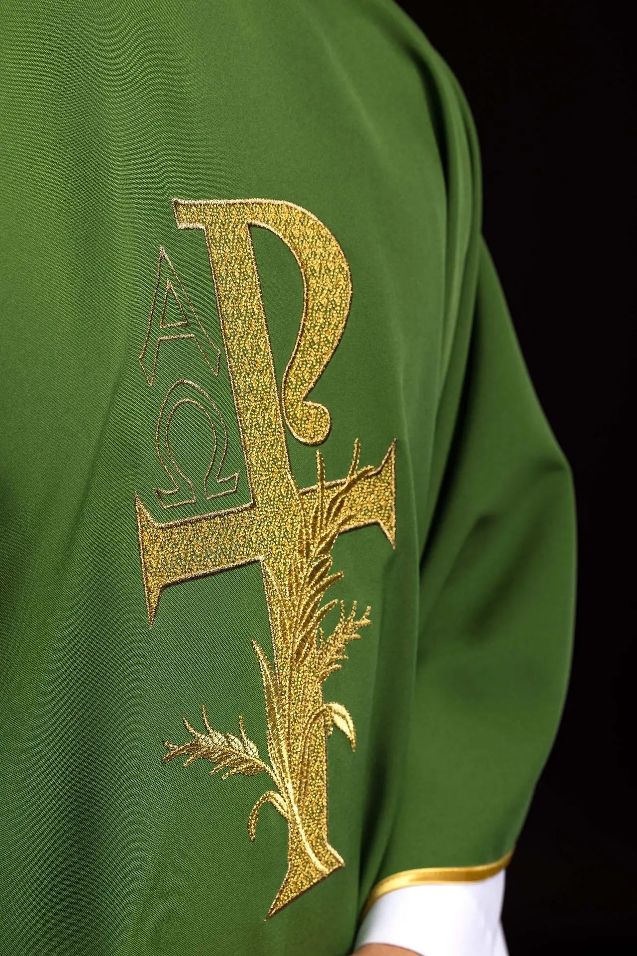 Casulla bordada con el símbolo de Alfa y Omega y amplio cuello verde