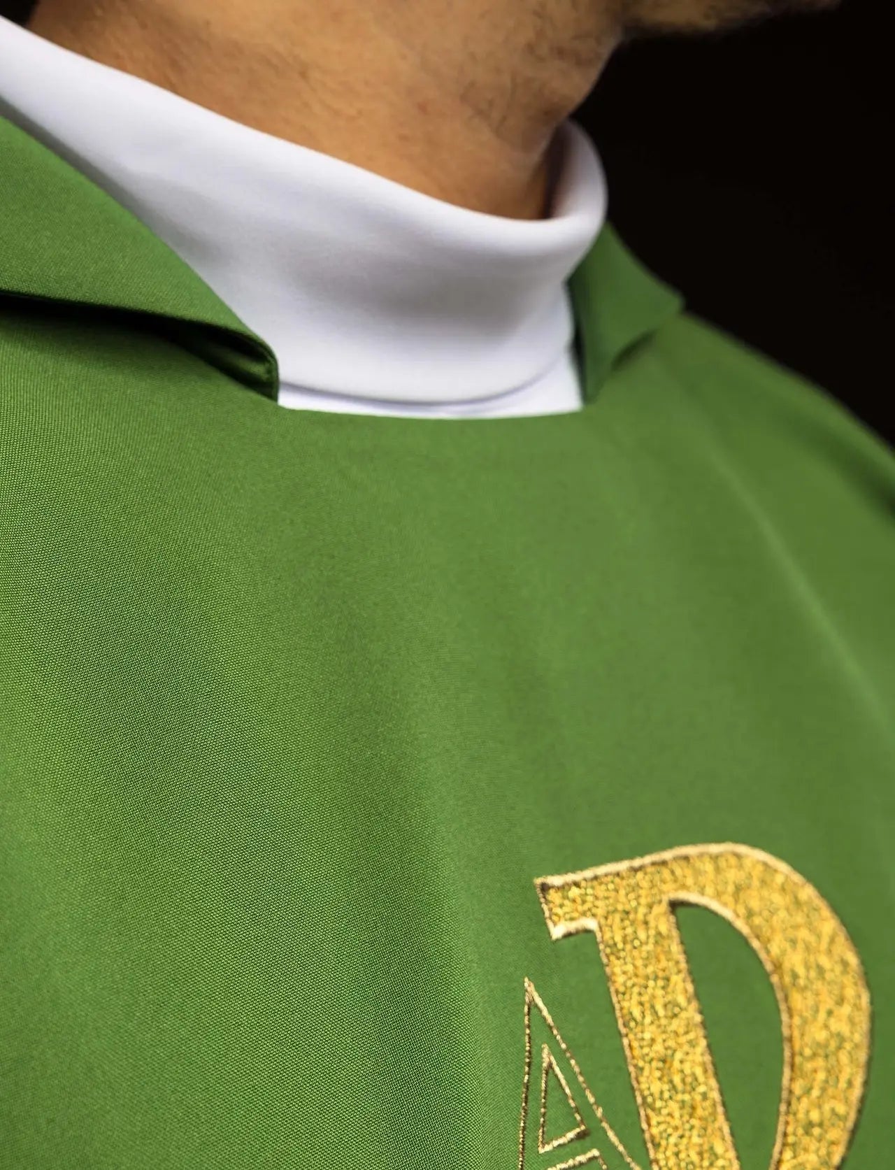 Casulla bordada con el símbolo de Alfa y Omega y amplio cuello verde