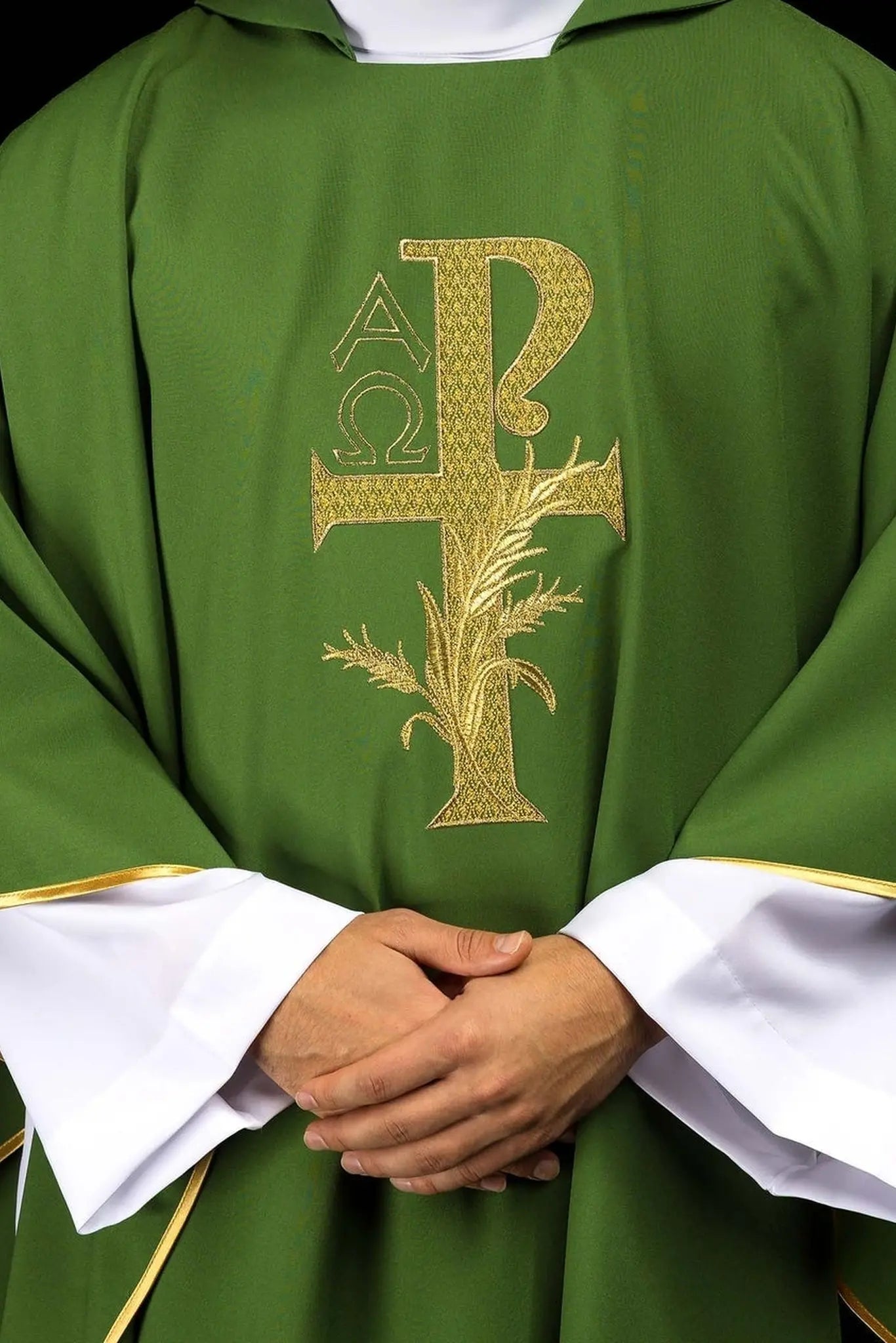 Casulla bordada con el símbolo de Alfa y Omega y amplio cuello verde