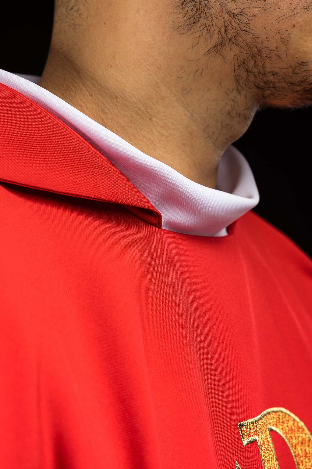 Ornamento bordado con el símbolo Alfa y Omega con cuello ancho rojo