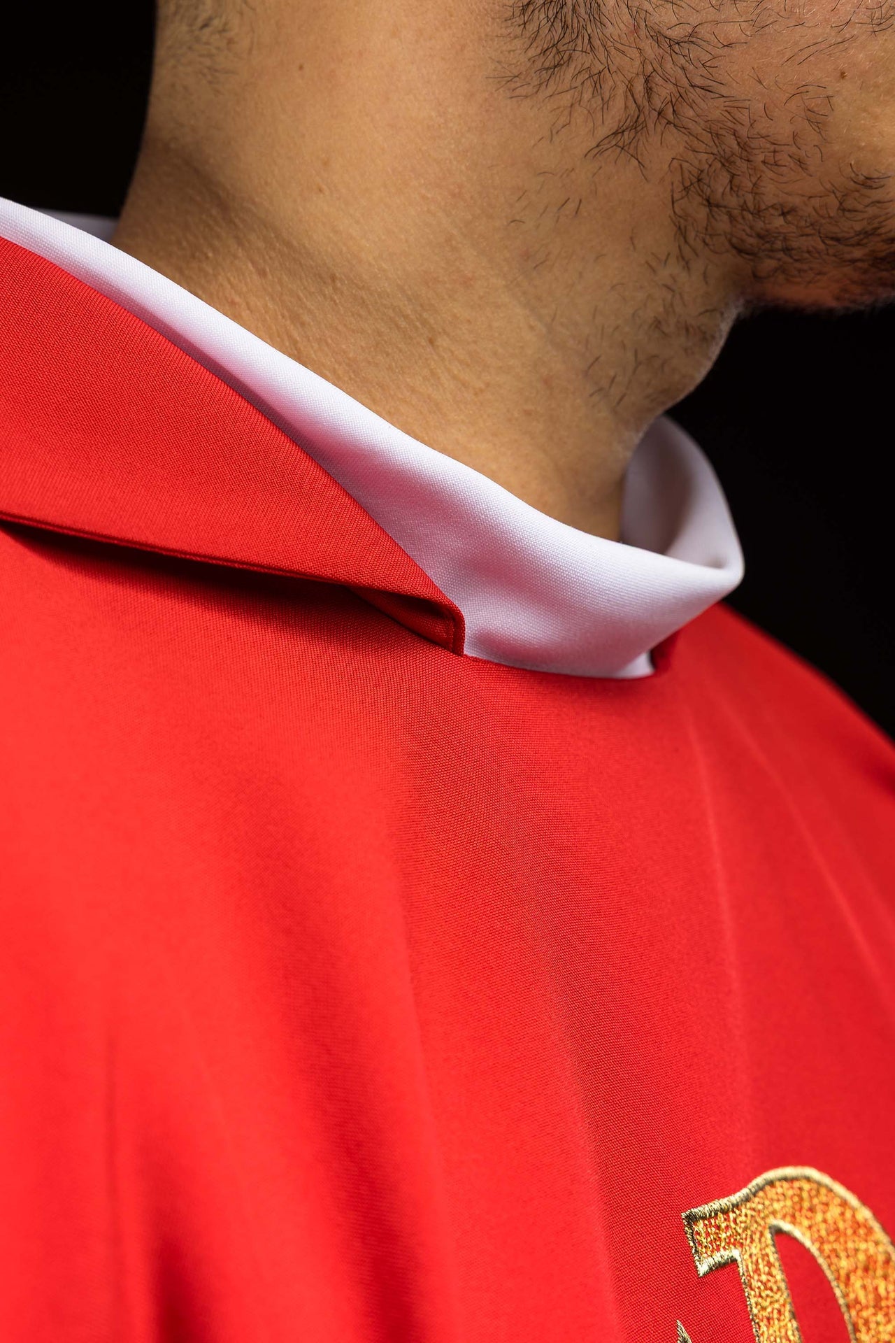 Ornamento bordado con el símbolo Alfa y Omega con cuello ancho rojo